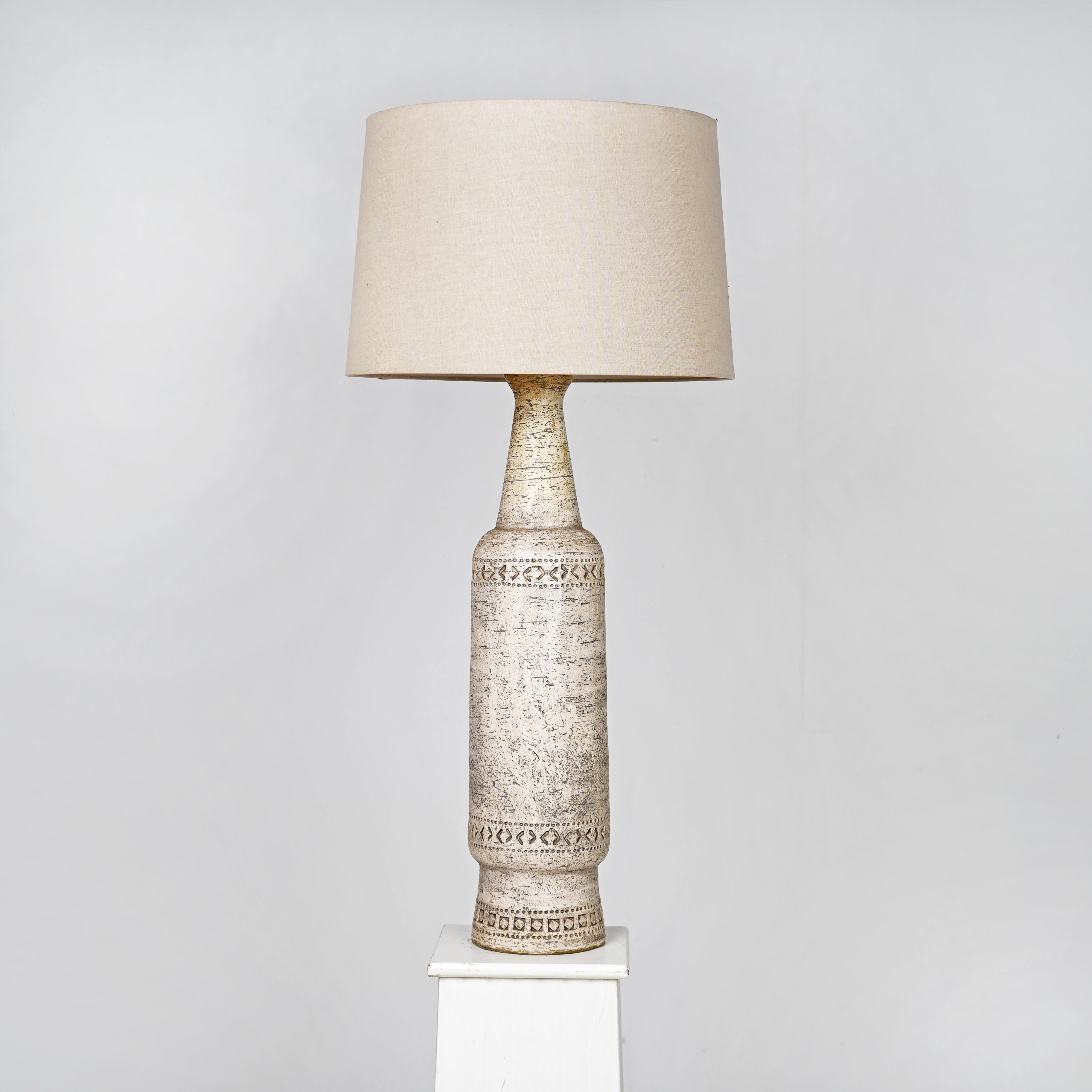  Lampe en poterie italienne du milieu du siècle de Bitossi. Lampe de table en céramique des années 1960 par Aldo Londi. En très bon état, recâblé et testé par PAT. L'abat-jour n'est pas inclus. 
 
Dimensions
 
H 66cm (jusqu'au sommet du luminaire), 