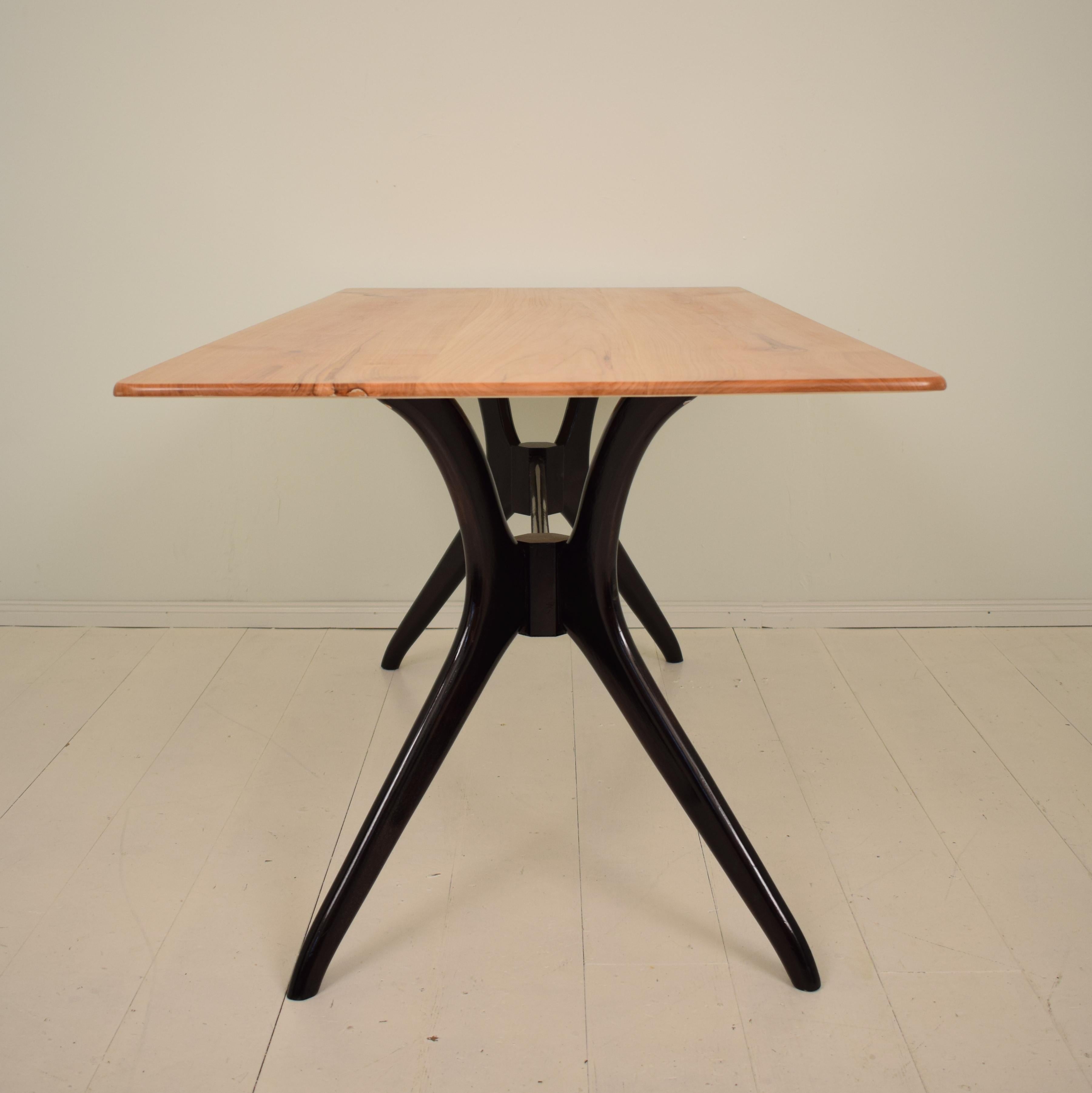 Midcentury Italian Black and Cherrywood Dining Table Style of Ico Parisi For Sale 5