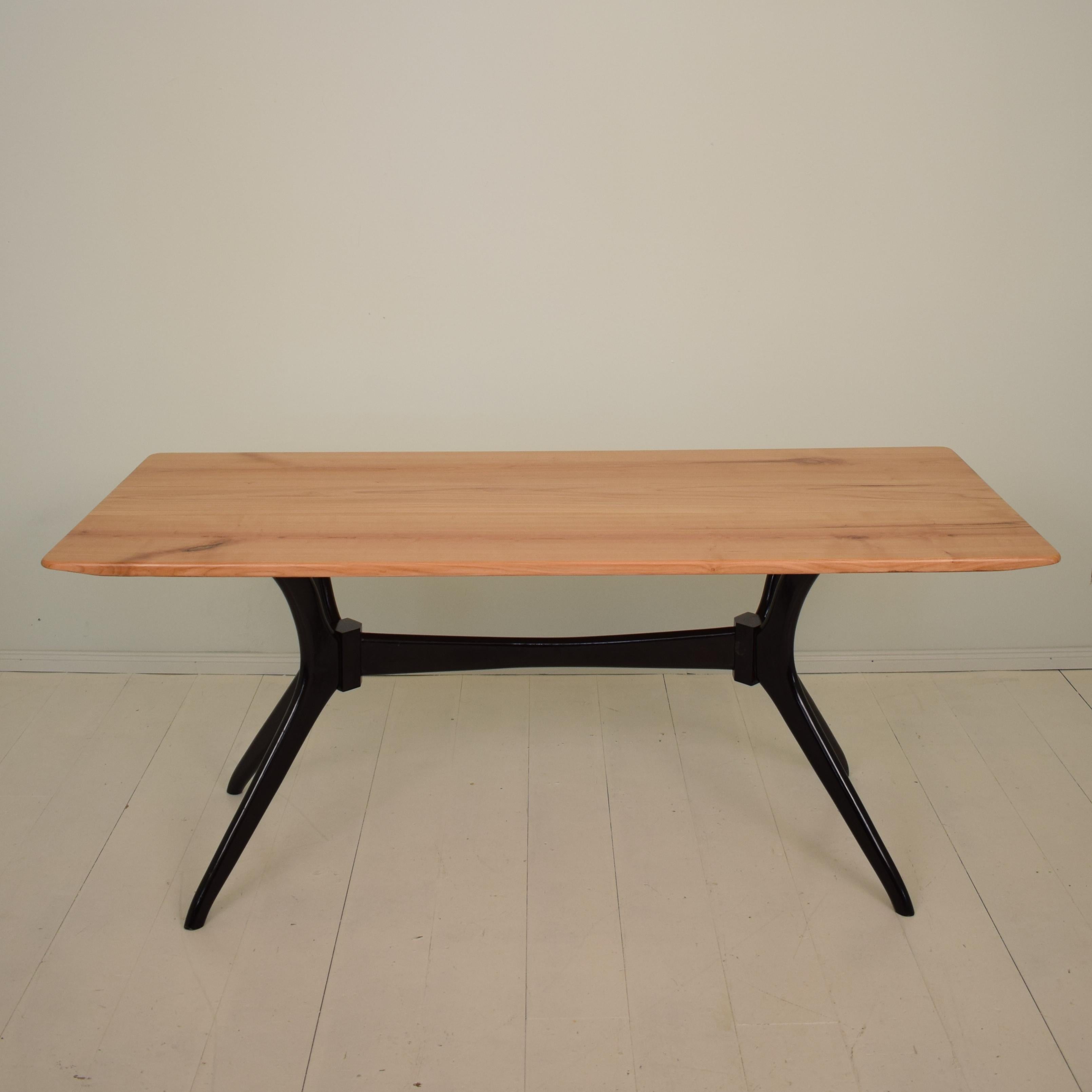 This elegant midcentury Italian dining table is made in the style of Ico Parisi.
The sculptural base is ebonized beech and the tabletop is made out of solid cherrywood. (the top is replaced).
A unique piece which is a great eyecatcher for your