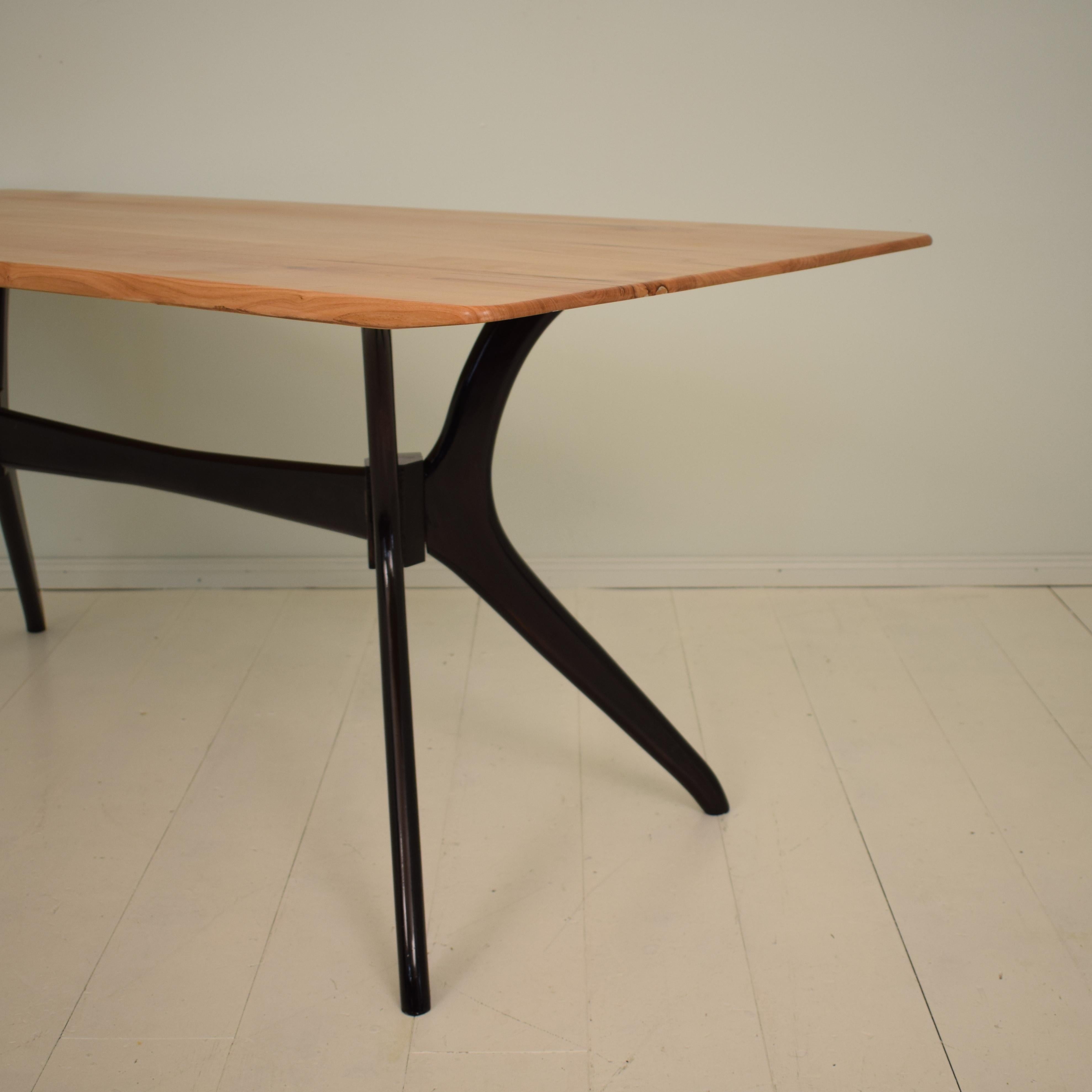 Midcentury Italian Black and Cherrywood Dining Table Style of Ico Parisi In Good Condition For Sale In Berlin, DE