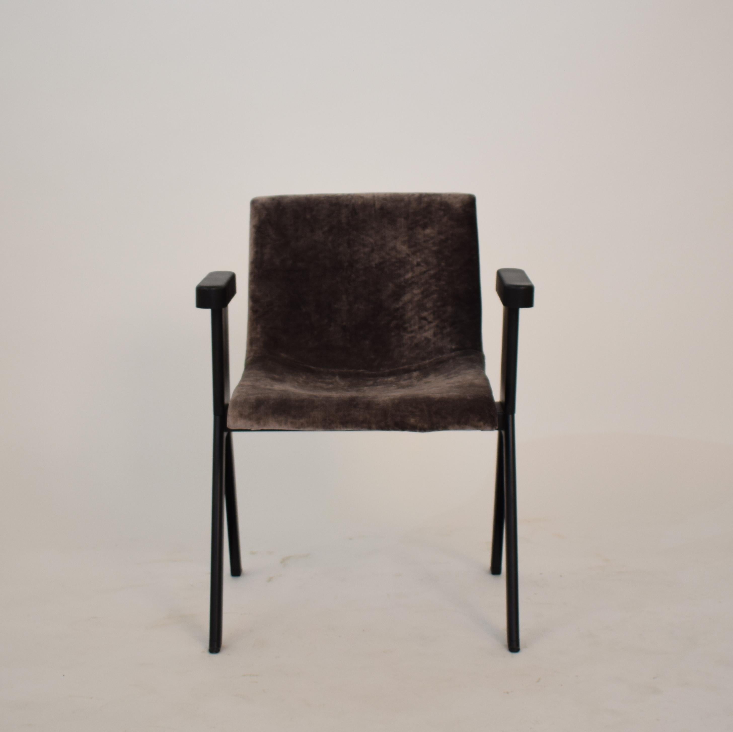 This elegant midcentury Italian armchair by Olivetti Synthesis was produced in the 1960s.
It has a black base and it is reupholstered in grey / violet velvet.
A unique piece which is a great eye-catcher for your antique, modern, space age or