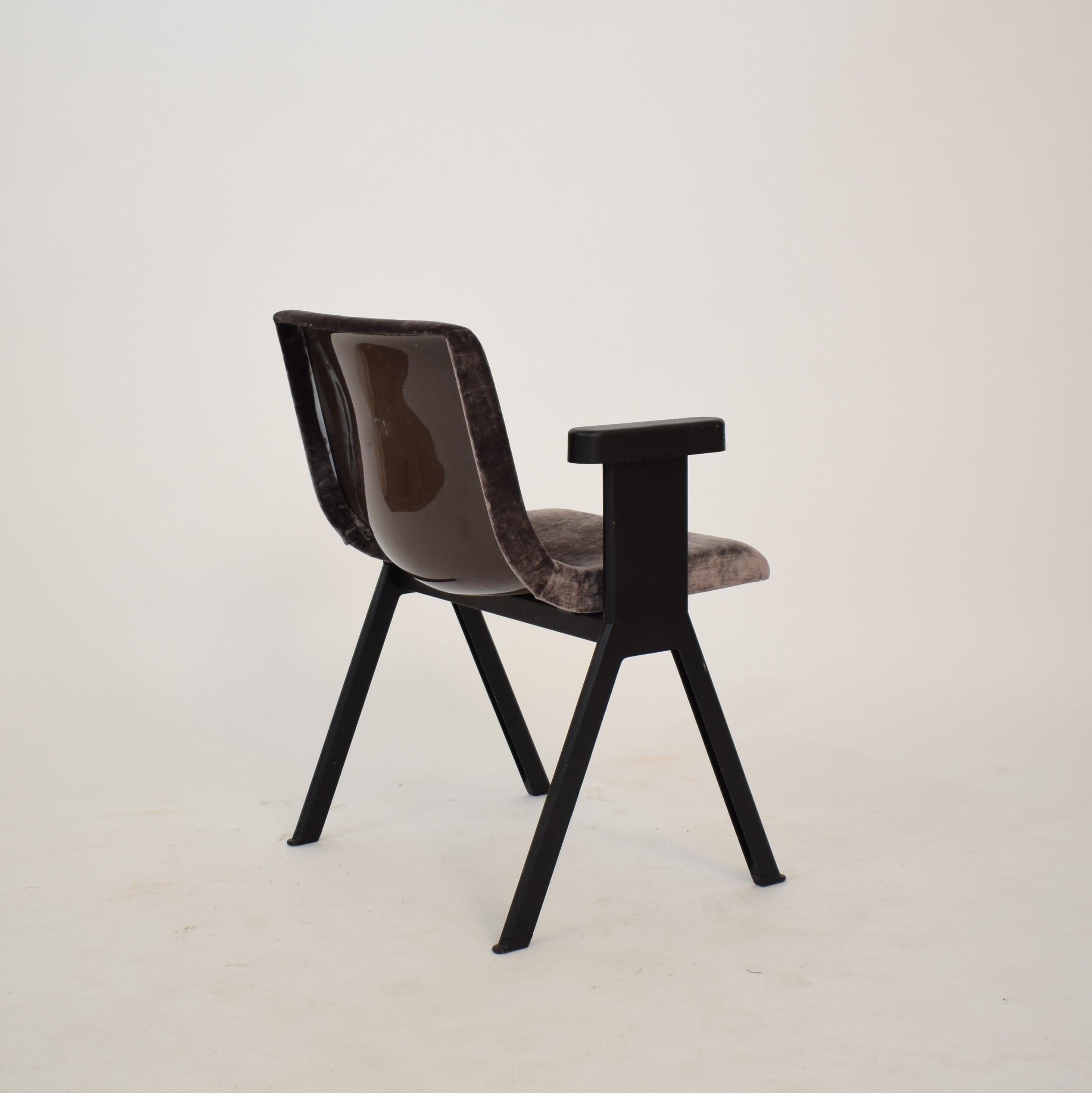 Midcentury Italian Black and Grey Velvet Armchair by Olivetti Synthesis, 1960s In Good Condition In Berlin, DE