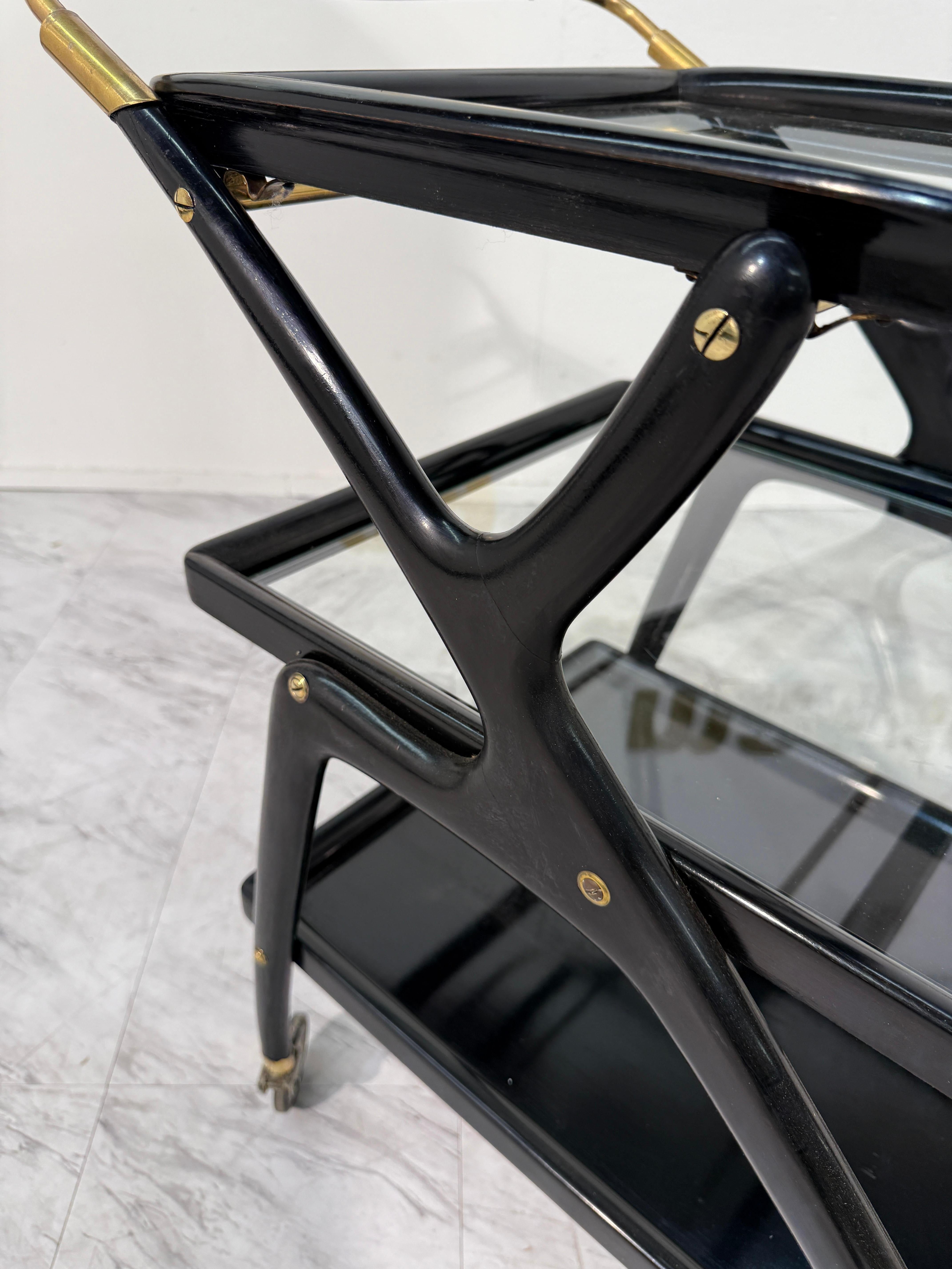 Carrello da bar italiano di metà secolo in lacca nera e ottone con vassoi in vetro in vendita 2