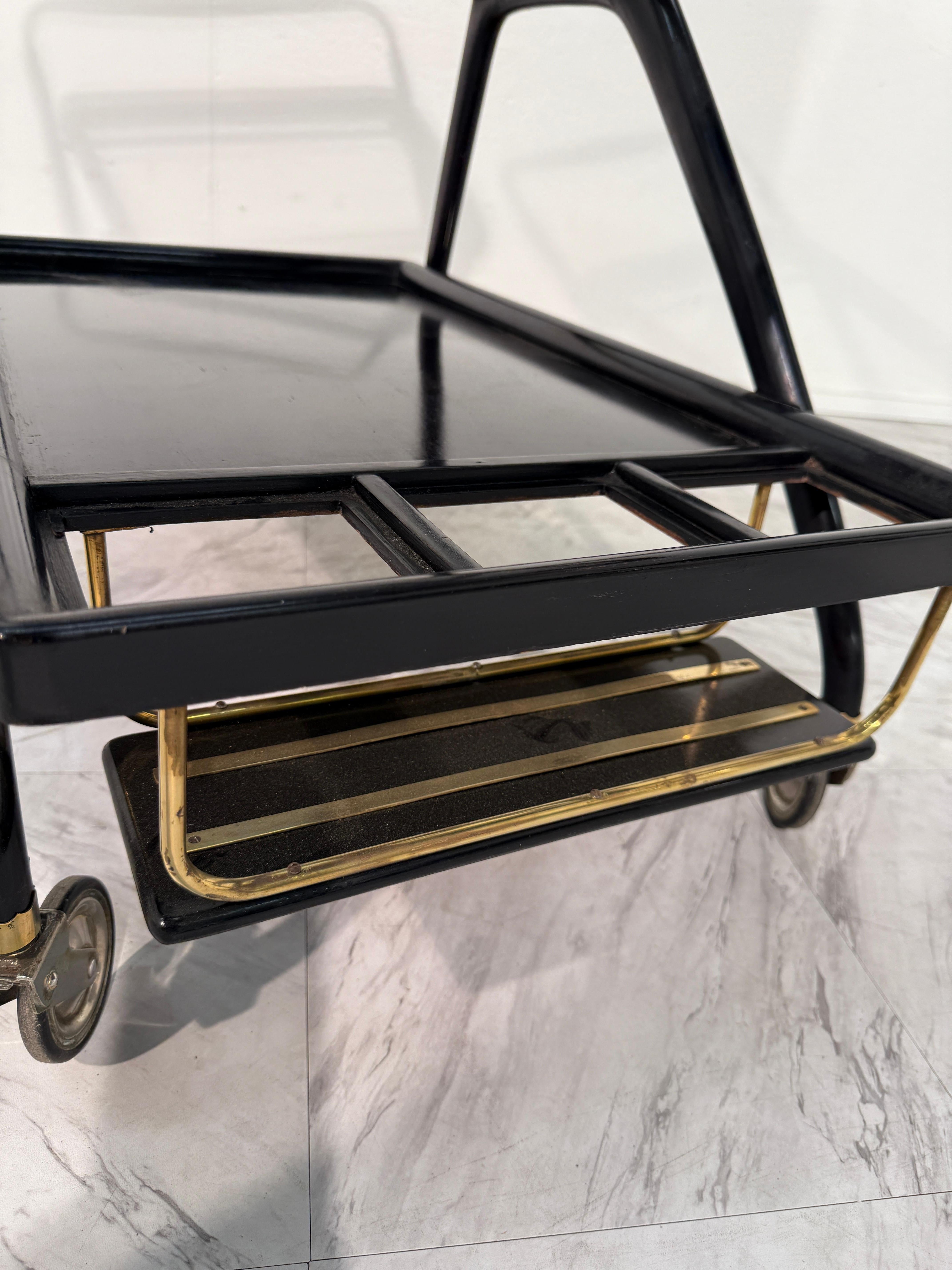 Italiano Carrello da bar italiano di metà secolo in lacca nera e ottone con vassoi in vetro in vendita