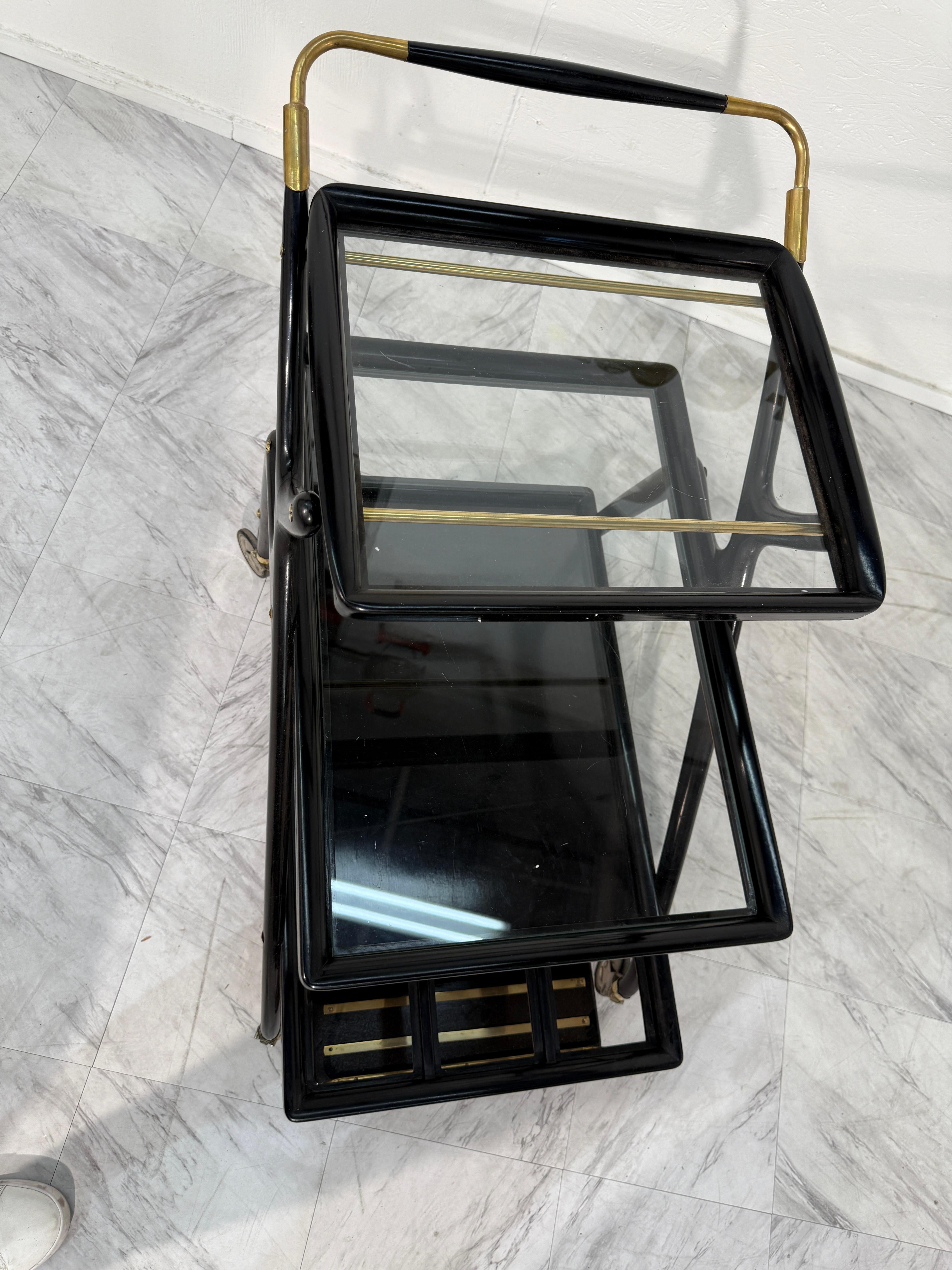 Carrello da bar italiano di metà secolo in lacca nera e ottone con vassoi in vetro In condizioni buone in vendita a Los Angeles, CA