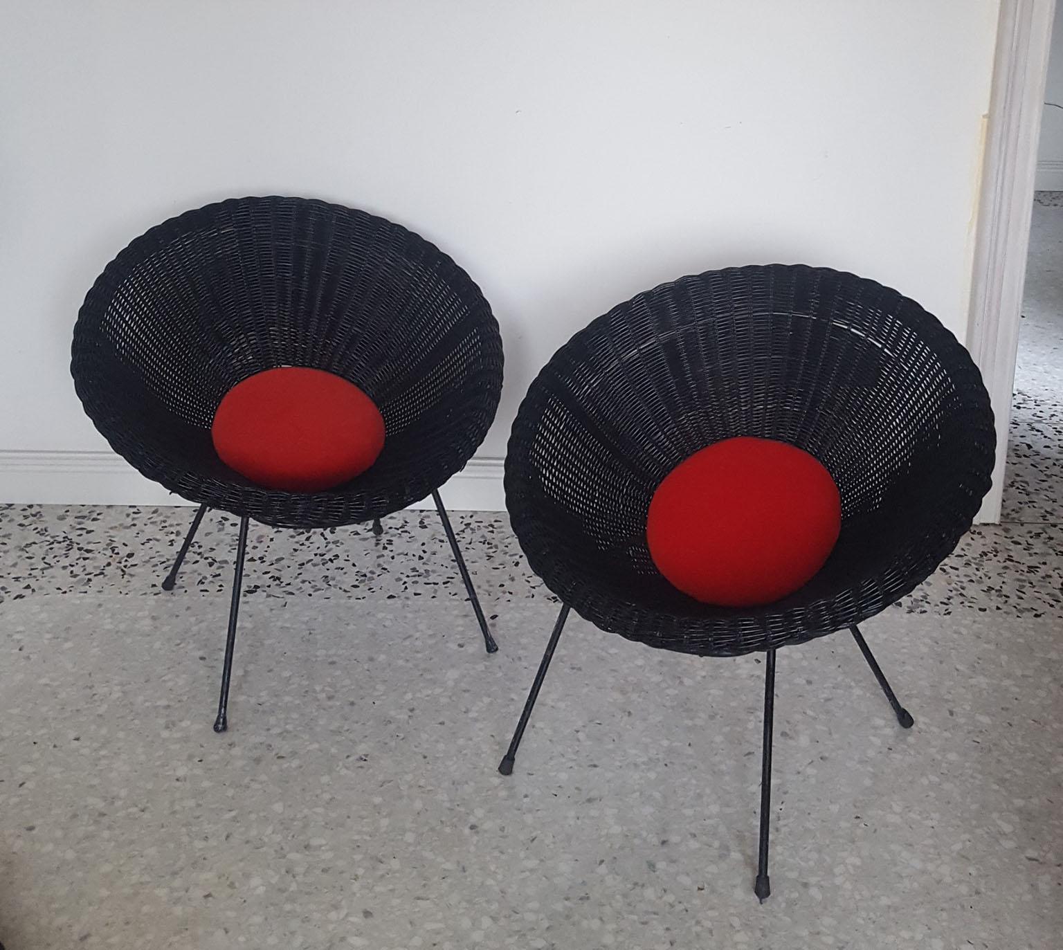 Black lacquered natural wicker round armchair, with black lacquered frame and round cushion in velvet lobster color.
