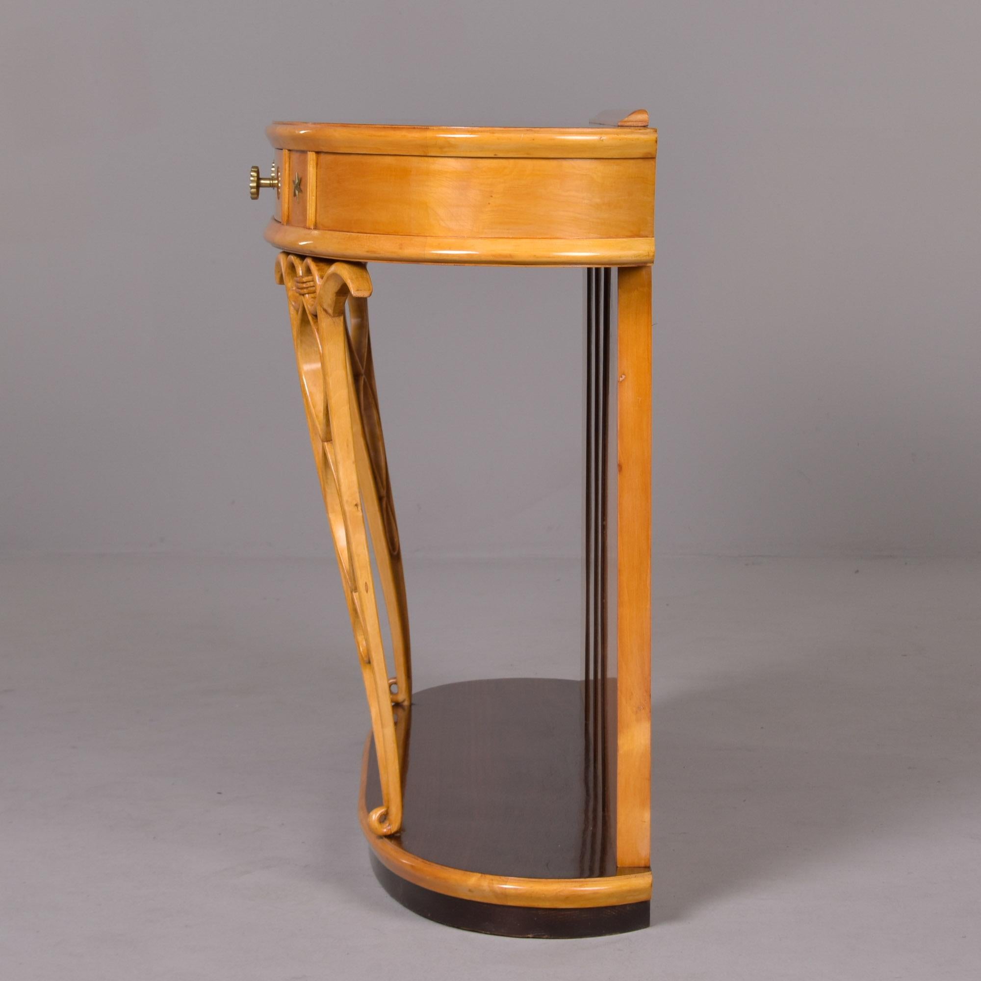 Console italienne du milieu du siècle dernier en bois blond et rose avec détails sculptés en vente 5
