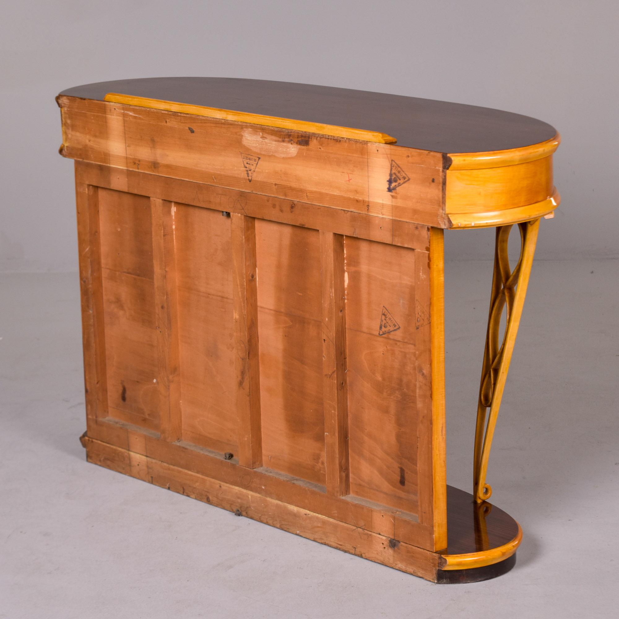 Console italienne du milieu du siècle dernier en bois blond et rose avec détails sculptés en vente 7