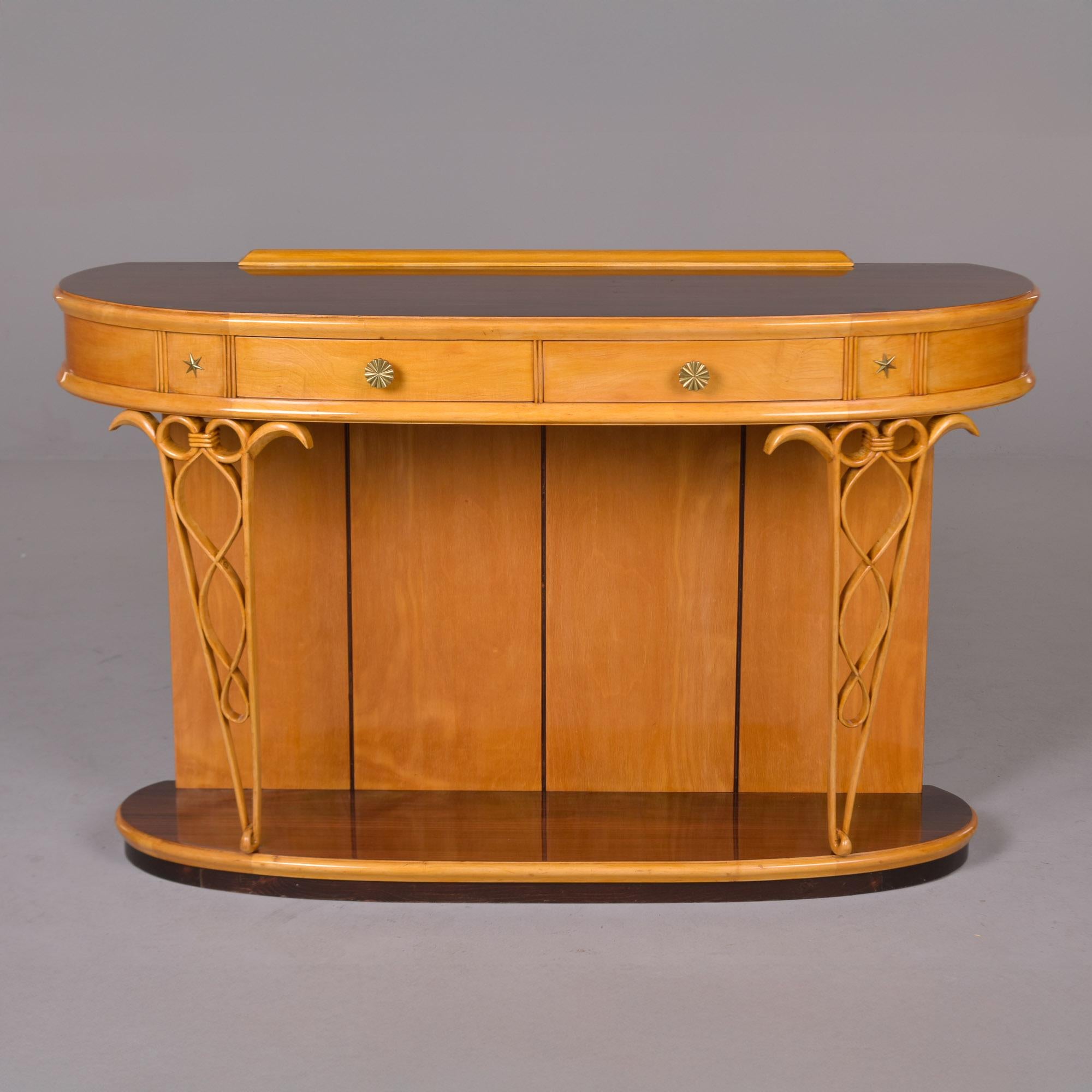 Trouvée en Italie, cette console date d'environ 1960. Cette console de forme demi-lune est fabriquée dans un bois blond (on devine de l'érable ou du hêtre) et présente un placage de bois de rose contrasté sur le dessus de la base et de la table.