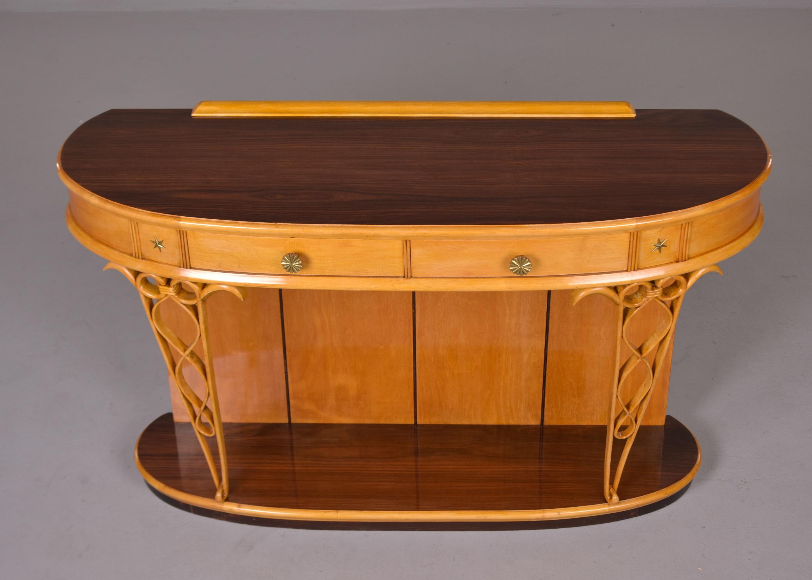 Mid-Century Modern Console italienne du milieu du siècle dernier en bois blond et rose avec détails sculptés en vente