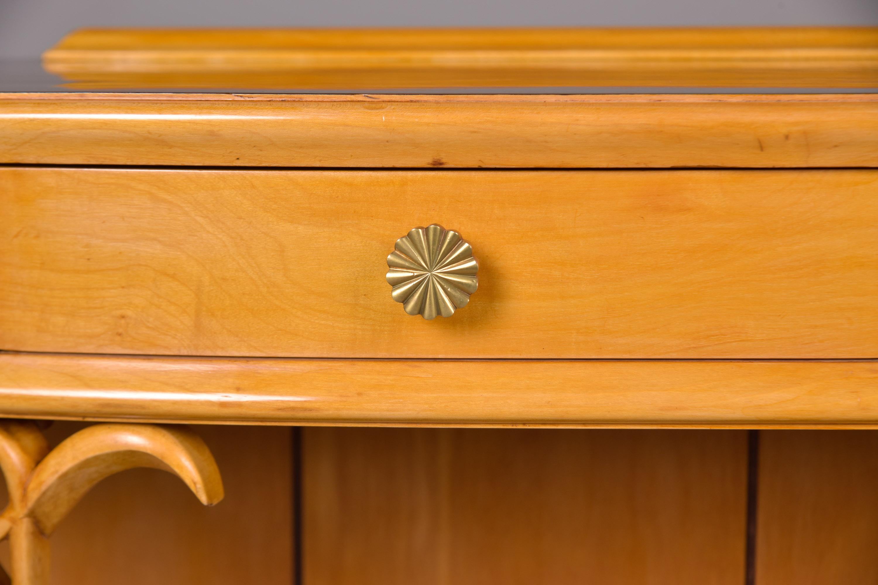 20ième siècle Console italienne du milieu du siècle dernier en bois blond et rose avec détails sculptés en vente