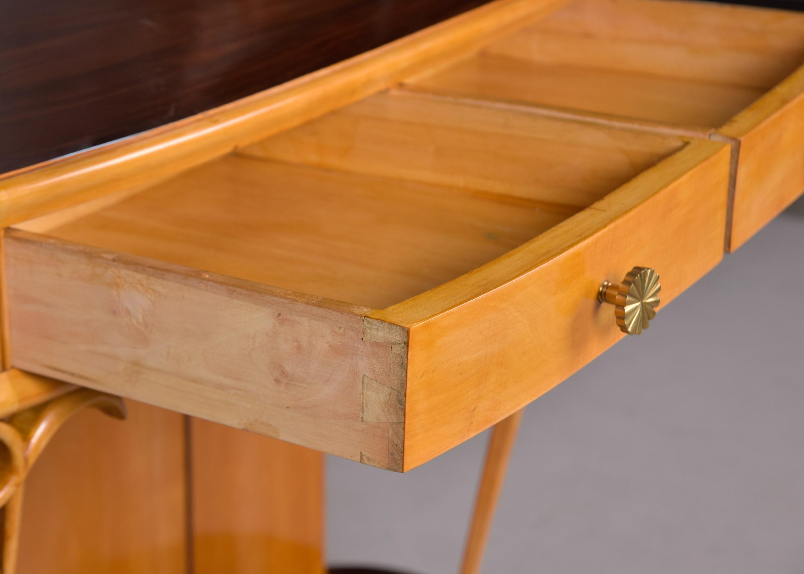 Érable Console italienne du milieu du siècle dernier en bois blond et rose avec détails sculptés en vente