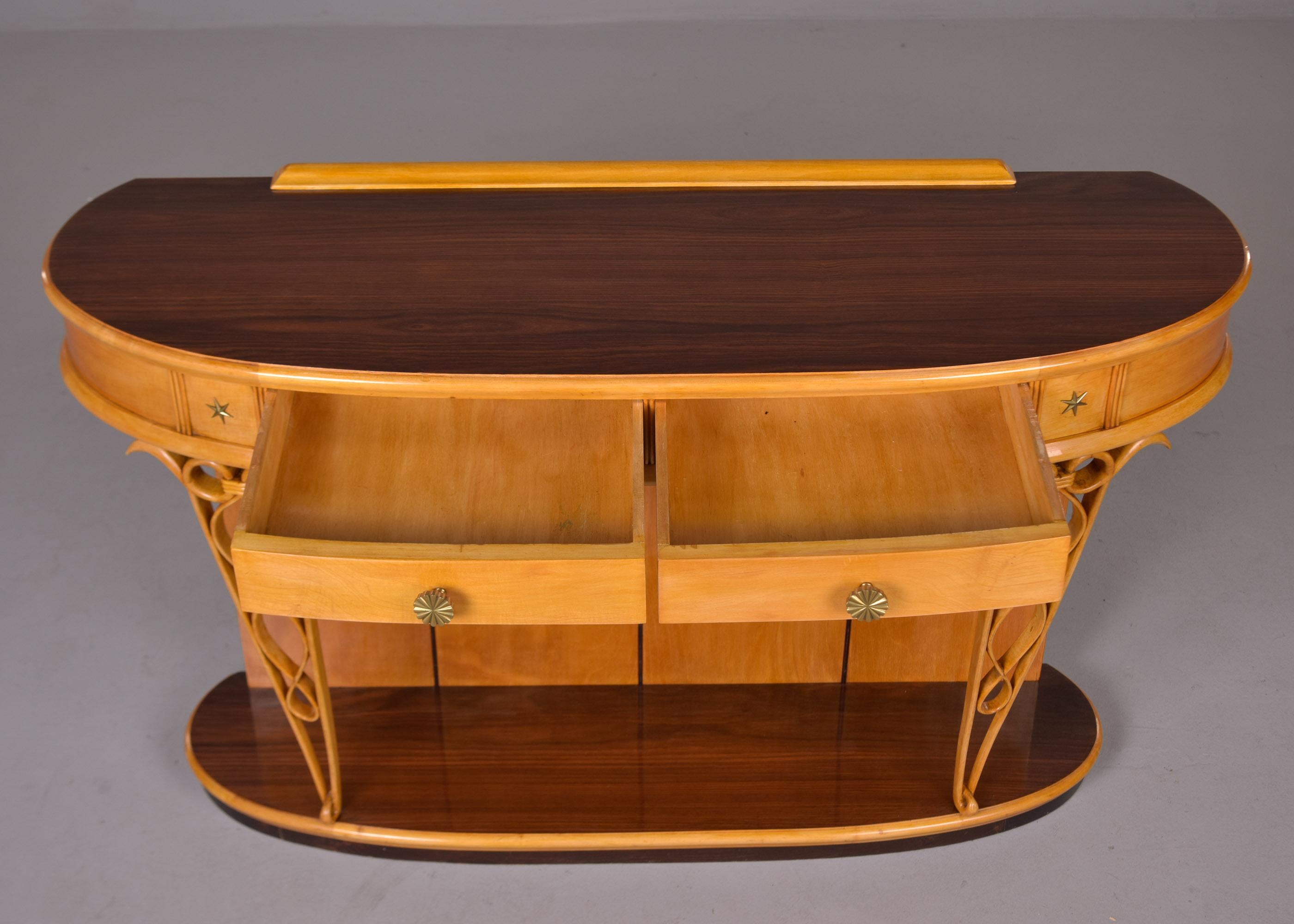 Console italienne du milieu du siècle dernier en bois blond et rose avec détails sculptés en vente 1