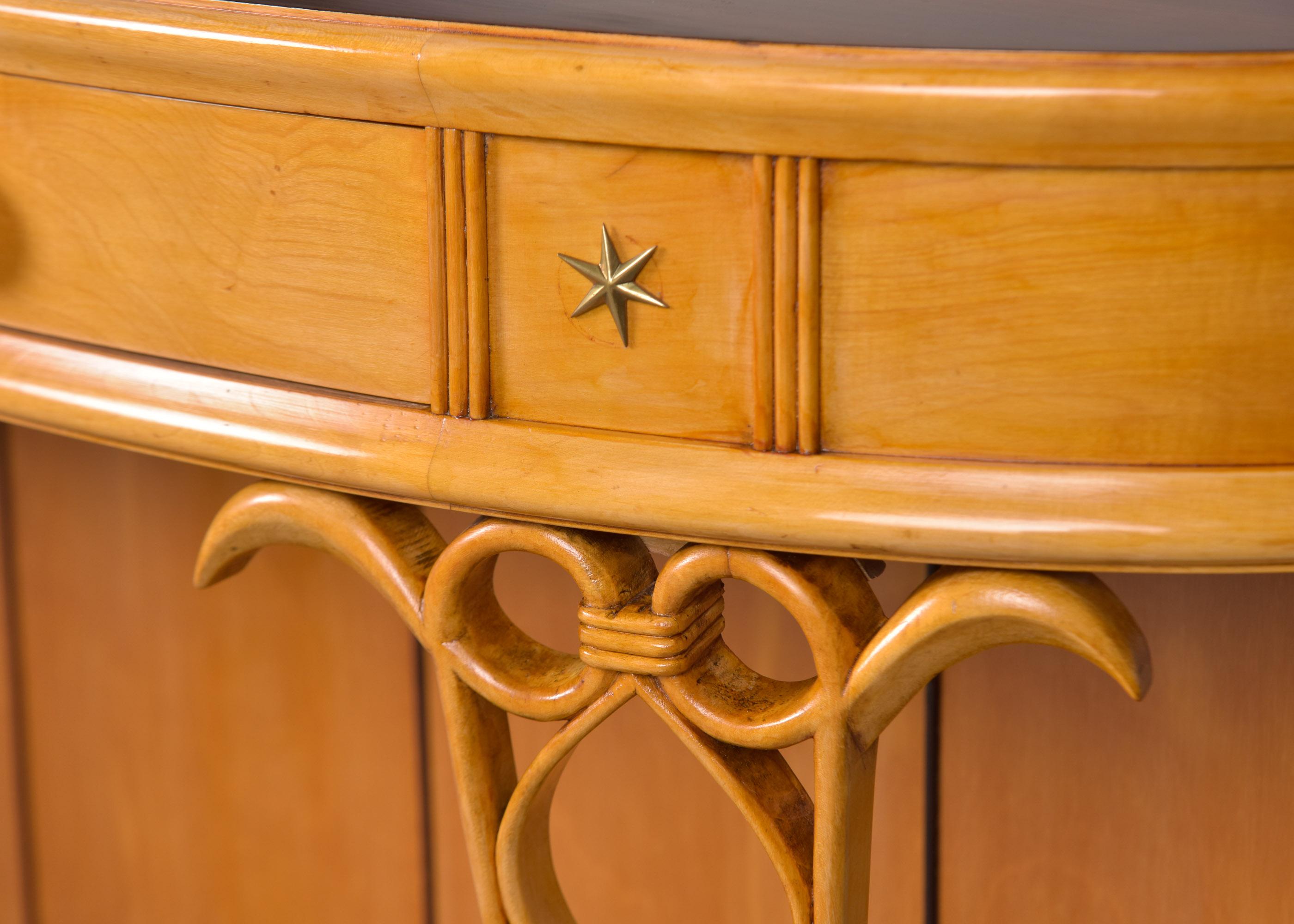 Console italienne du milieu du siècle dernier en bois blond et rose avec détails sculptés en vente 2