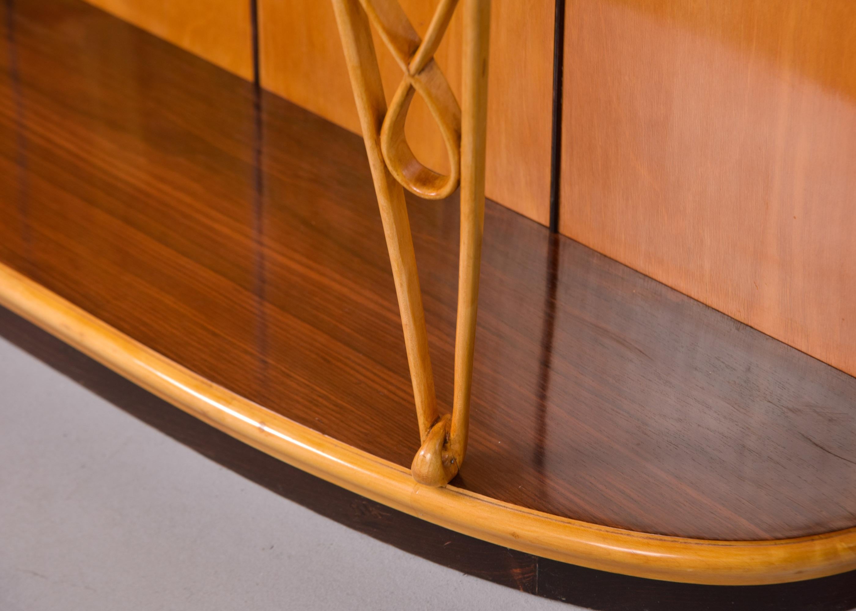Console italienne du milieu du siècle dernier en bois blond et rose avec détails sculptés en vente 3