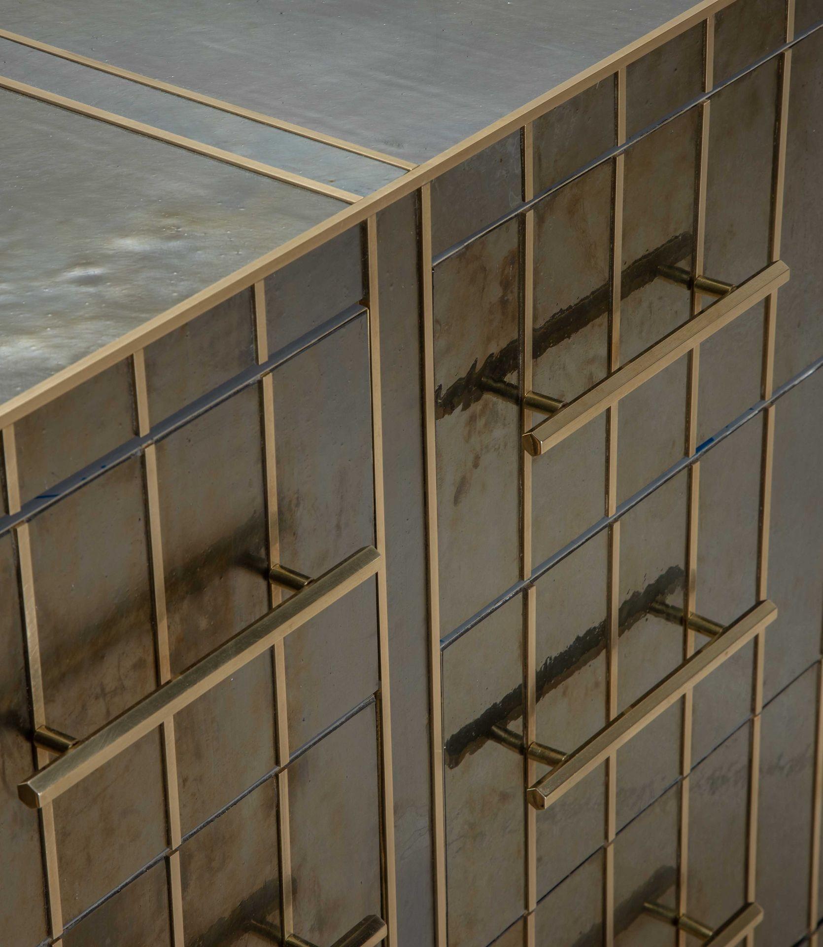 Mid-Century Italian Blue Iridescent Veneered Chest of Drawers For Sale 4