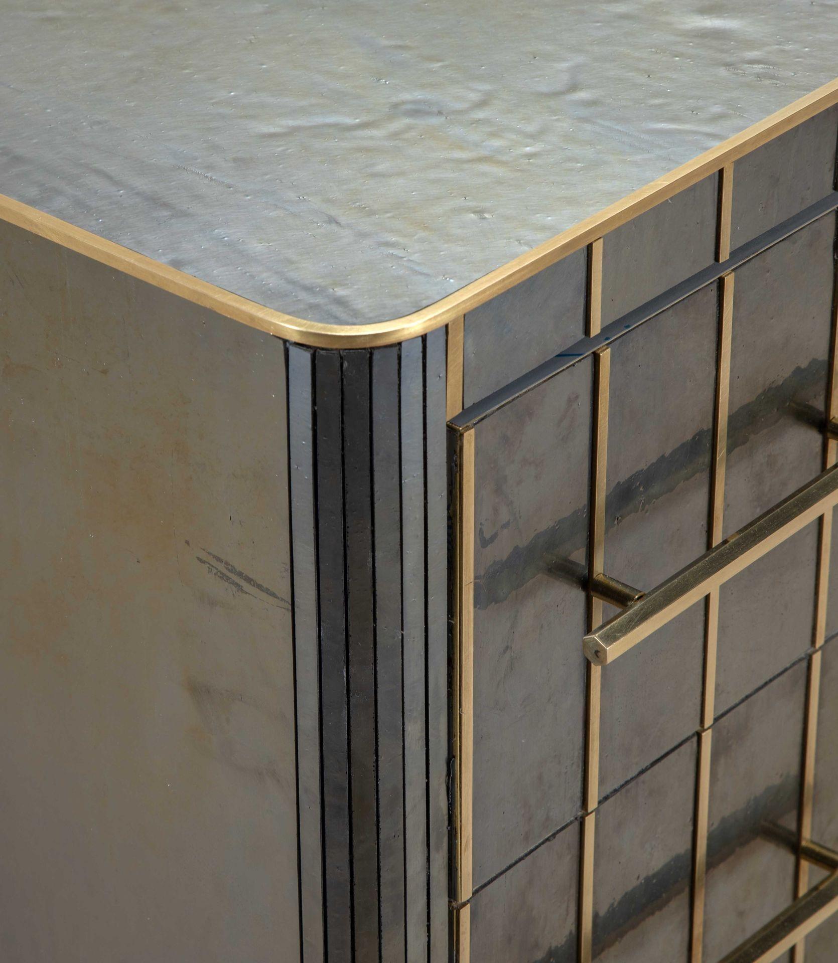 Mid-Century Italian Blue Iridescent Veneered Chest of Drawers For Sale 5