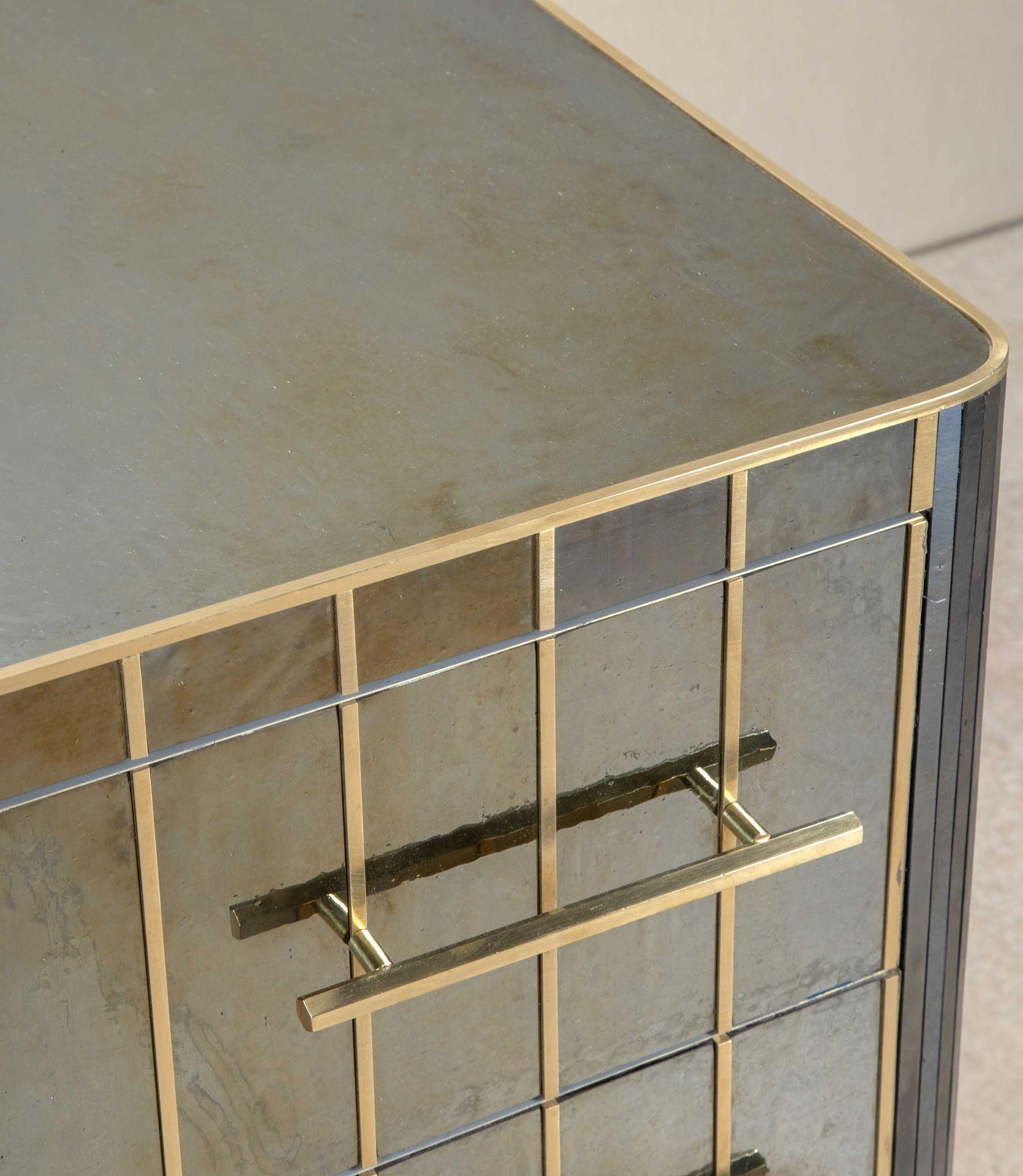 Mid-Century Italian Blue Iridescent Veneered Chest of Drawers For Sale 8