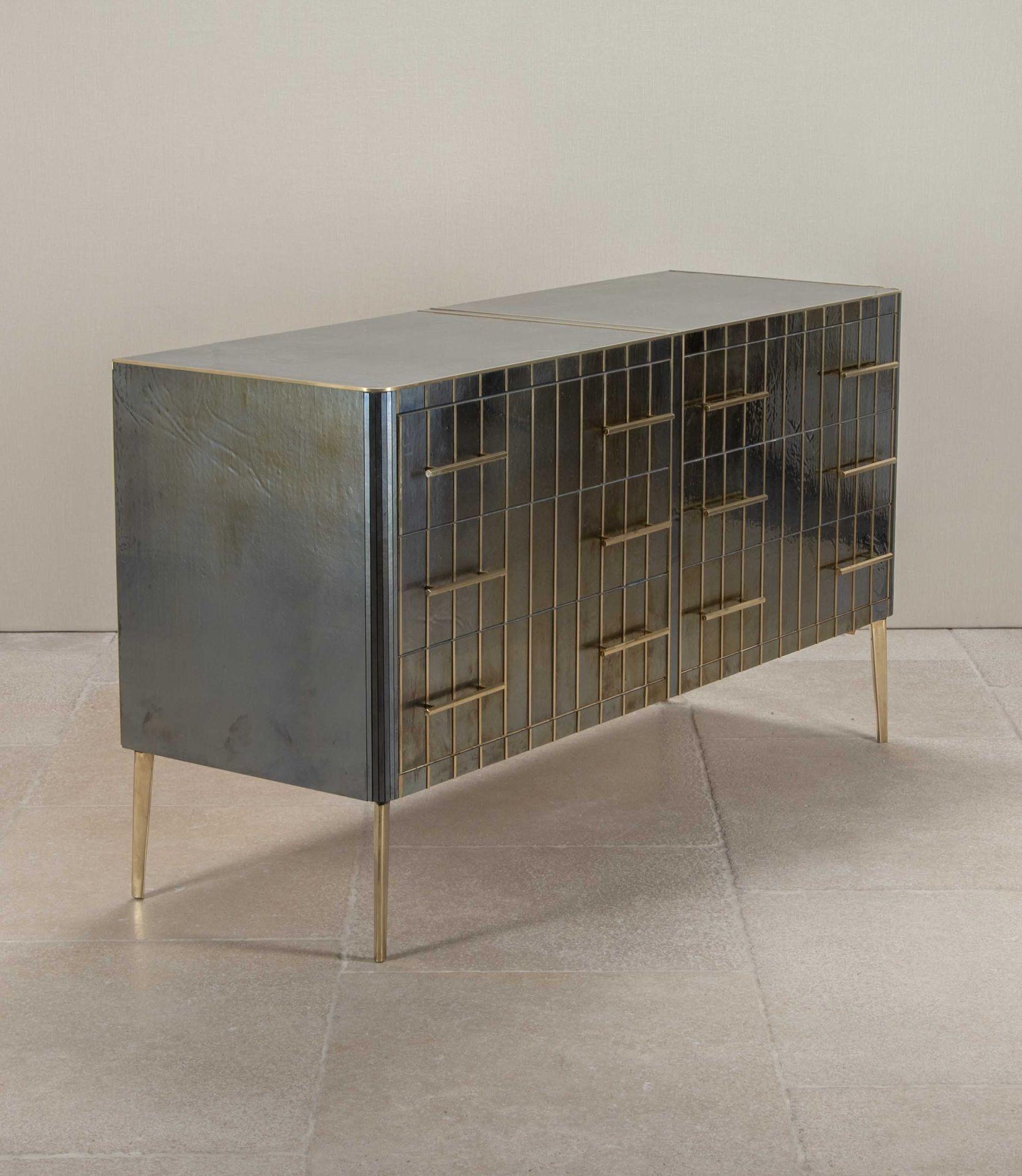 Unique and rare Mid-Century Italian chest of drawers from the 1970s.
Recently recovered by an Italian artist with a beautiful blue iridescent veneer.
With six drawers.