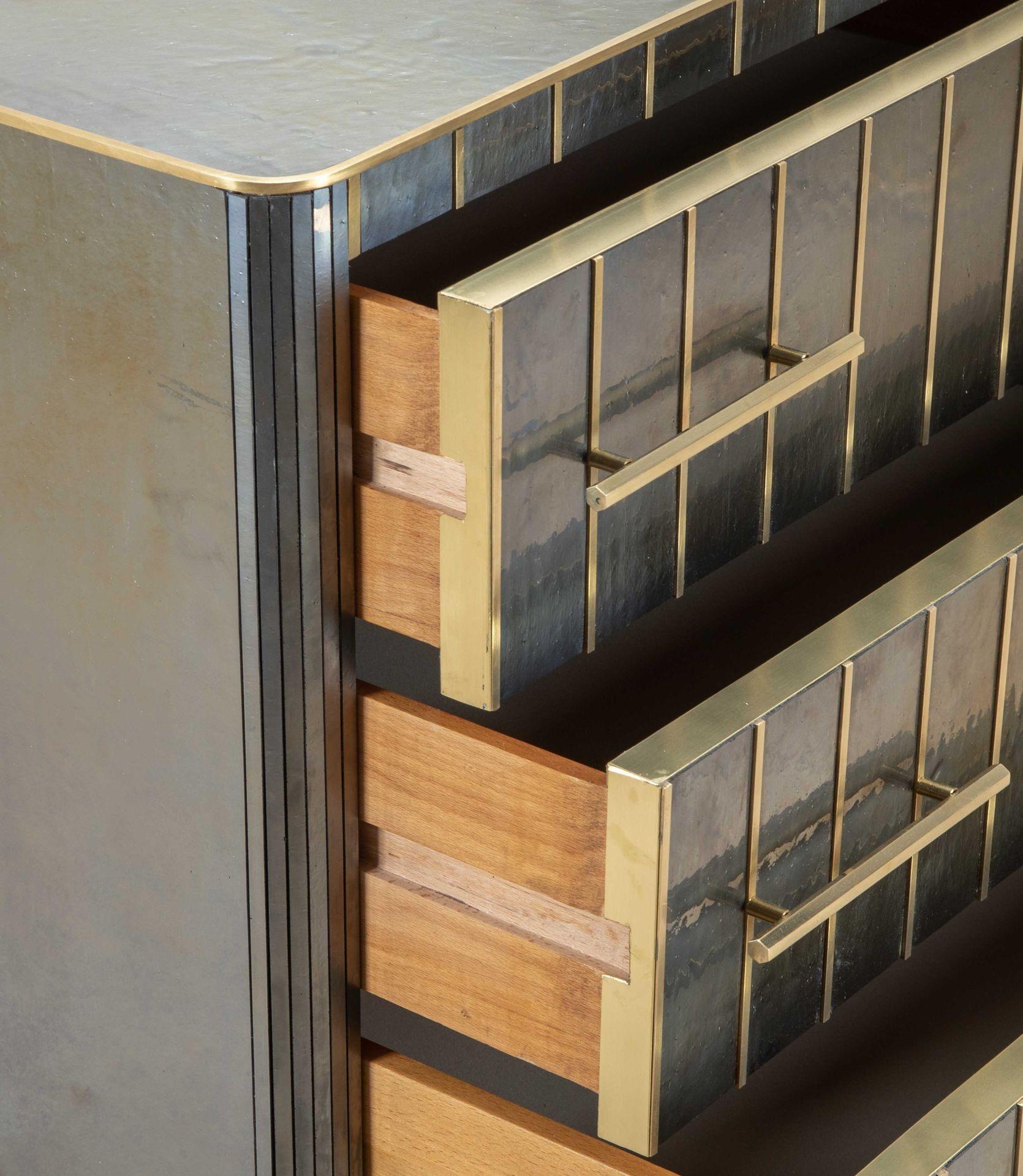 Mid-Century Italian Blue Iridescent Veneered Chest of Drawers For Sale 1