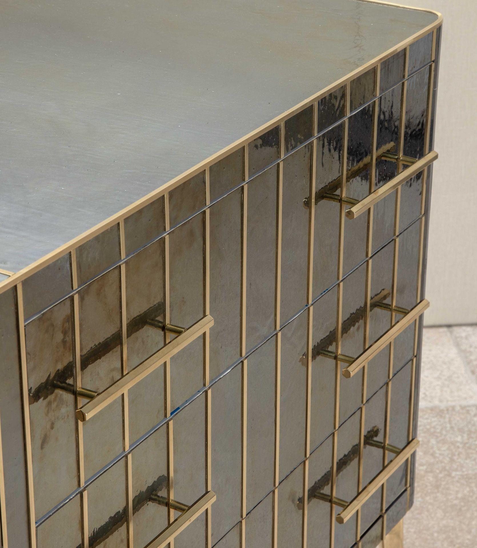 Mid-Century Italian Blue Iridescent Veneered Chest of Drawers For Sale 3