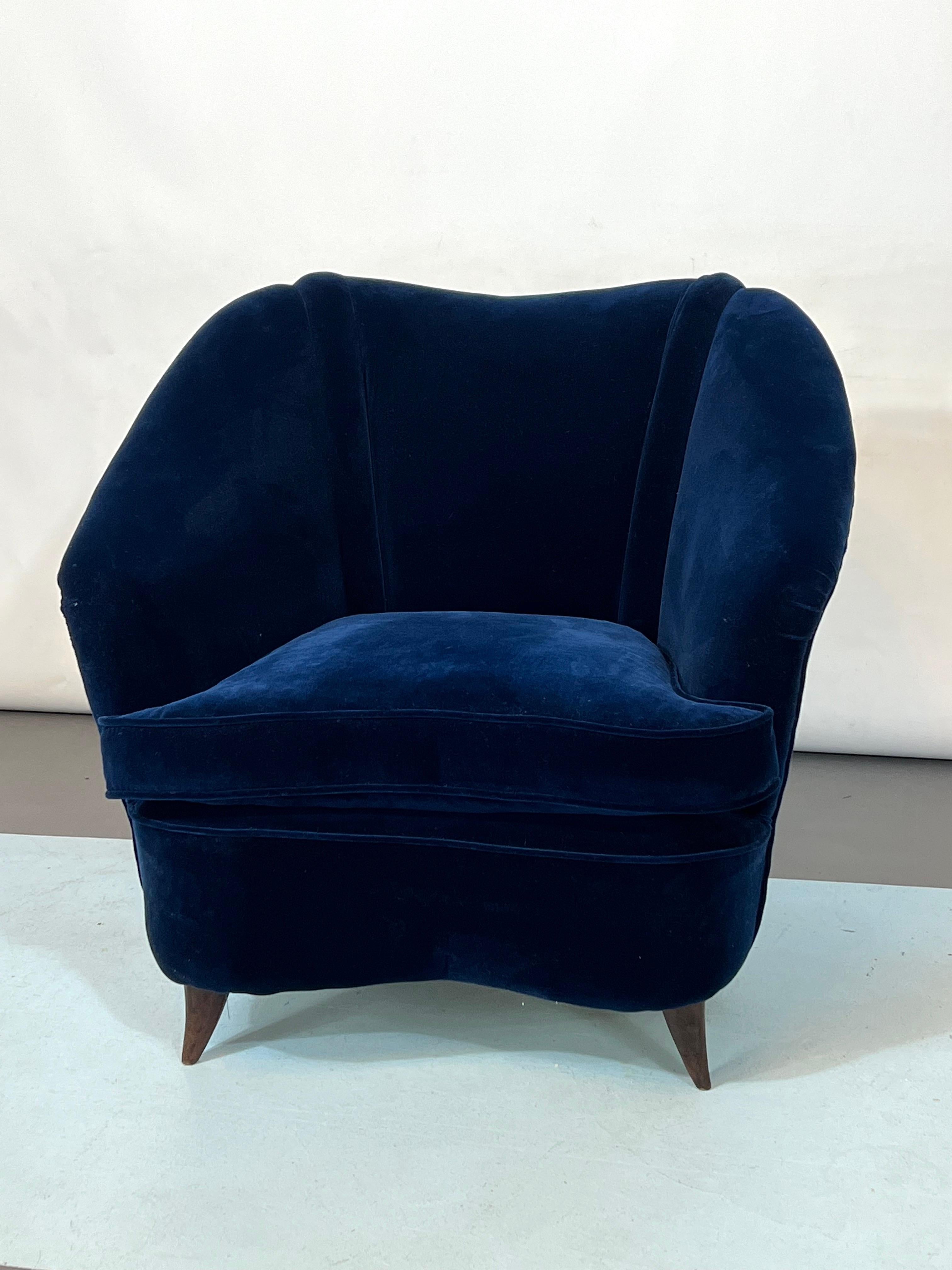 Mid-Century Italian Blue Velvet Armchair by Gio Ponti For Sale 5
