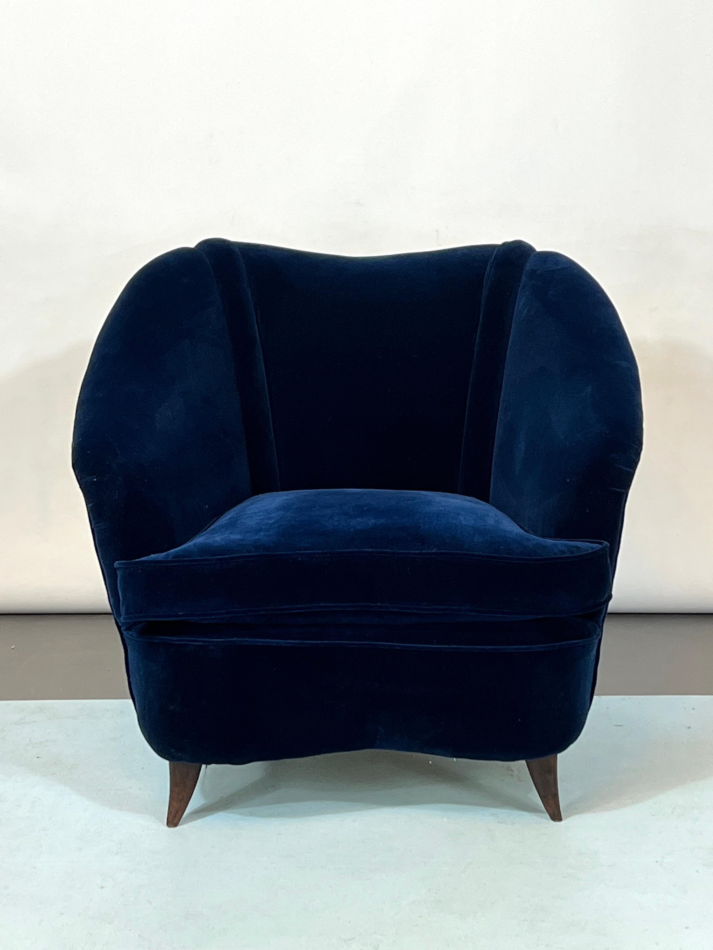 Great condition for this armchair designed by Gio Ponti for Casa e Giardino, manufactured in Italy during the 50s.