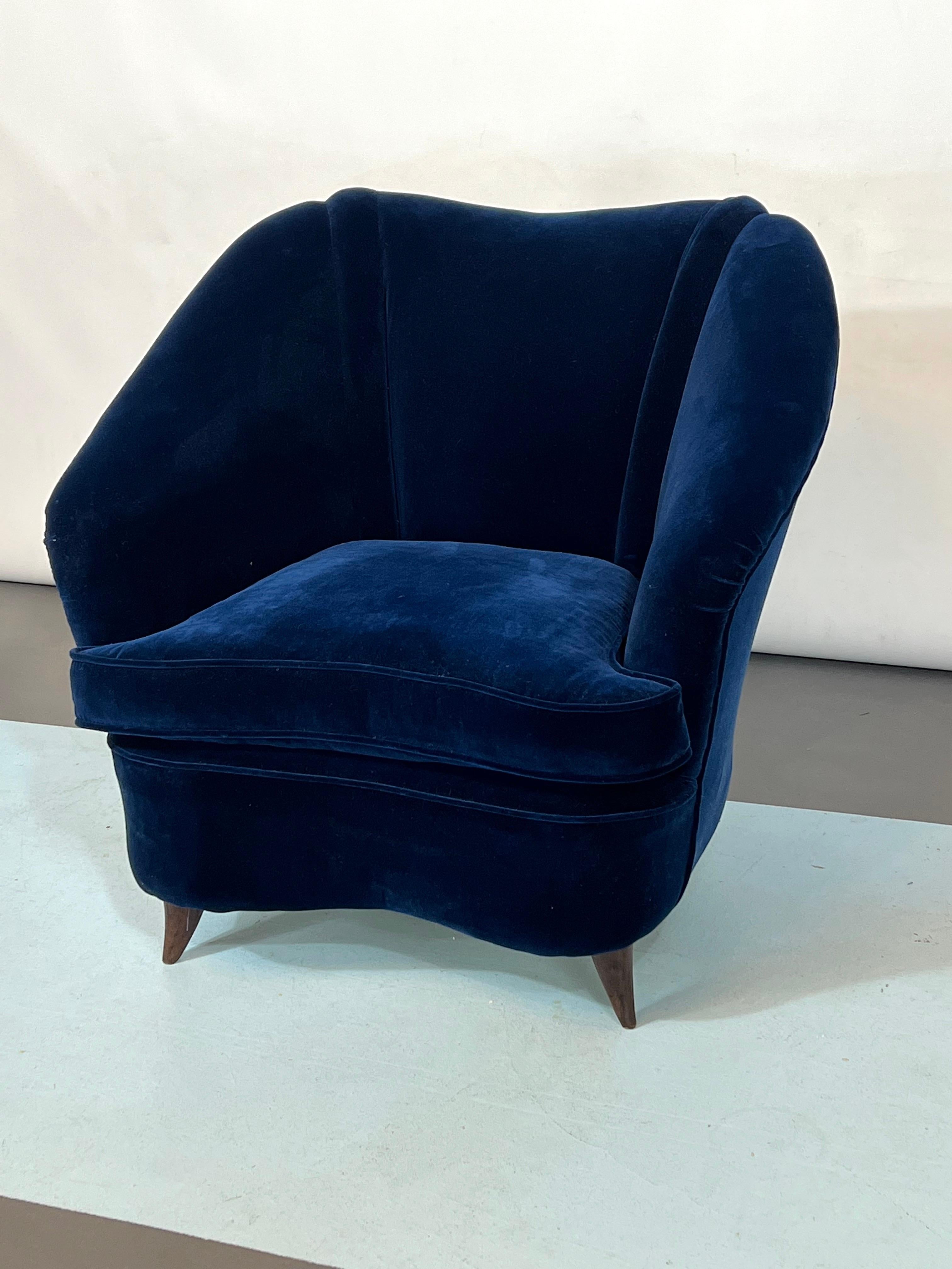 Mid-Century Modern Mid-Century Italian Blue Velvet Armchair by Gio Ponti For Sale
