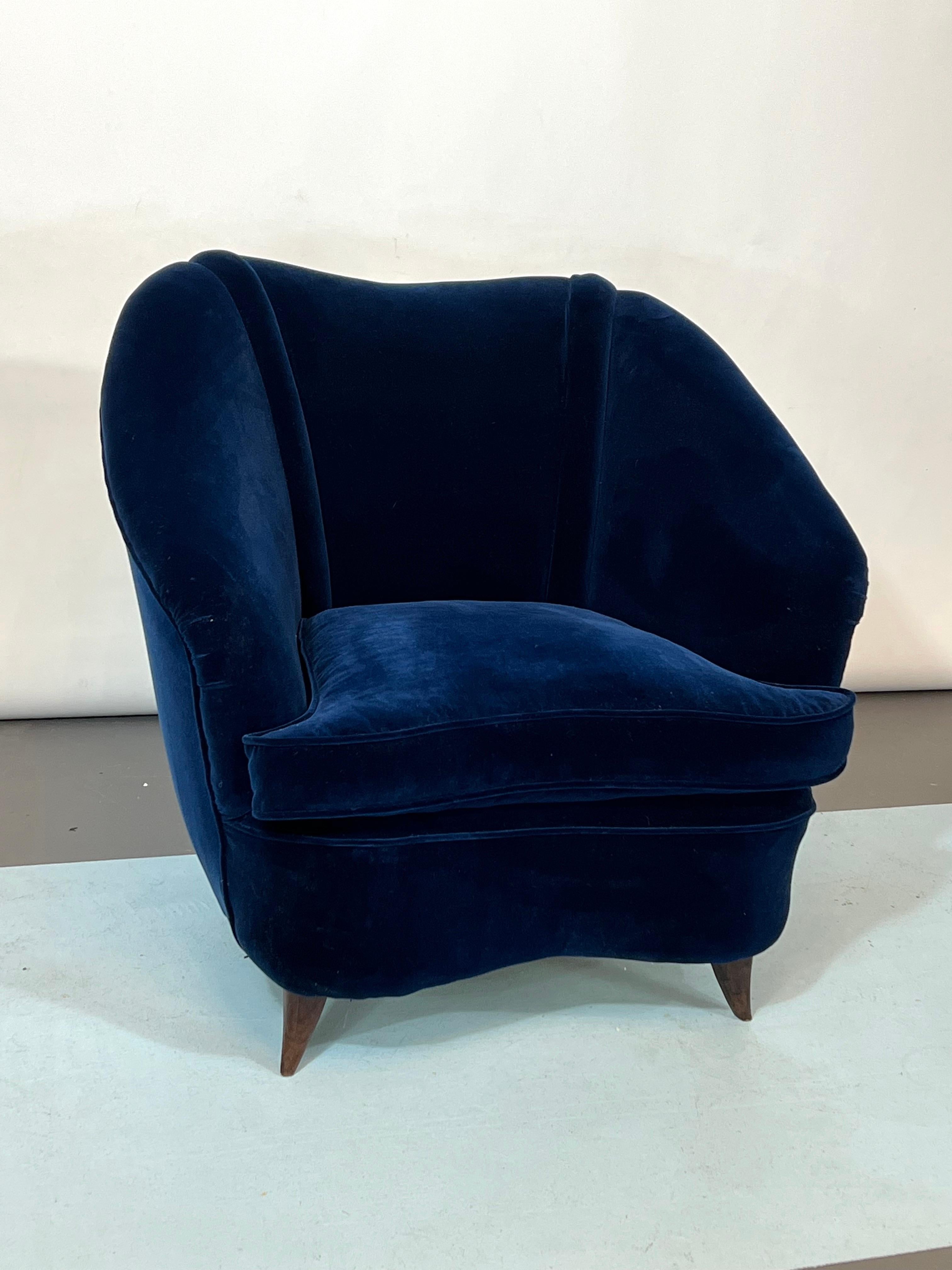 Mid-Century Italian Blue Velvet Armchair by Gio Ponti In Good Condition For Sale In Catania, CT