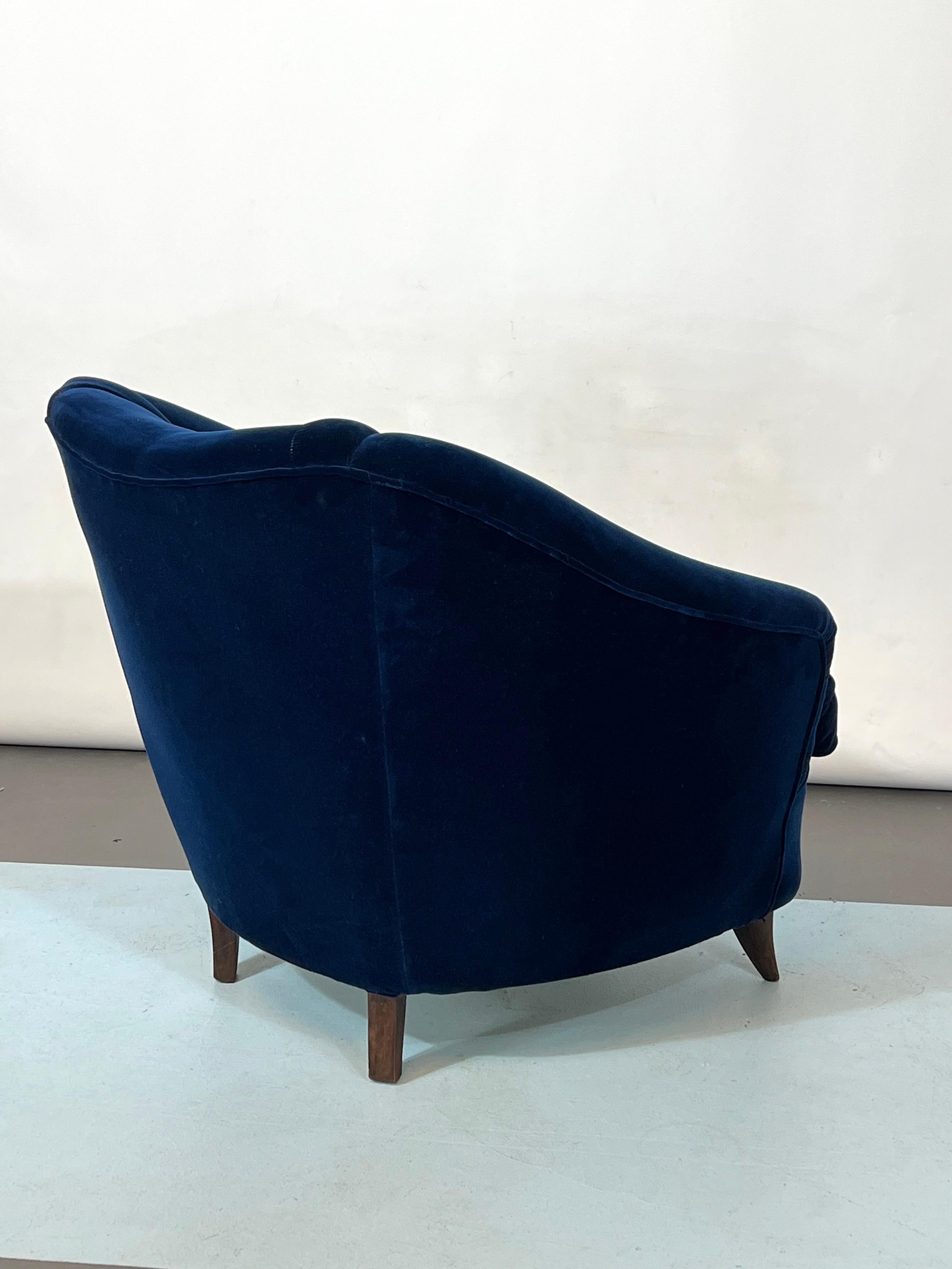Mid-Century Italian Blue Velvet Armchair by Gio Ponti For Sale 2
