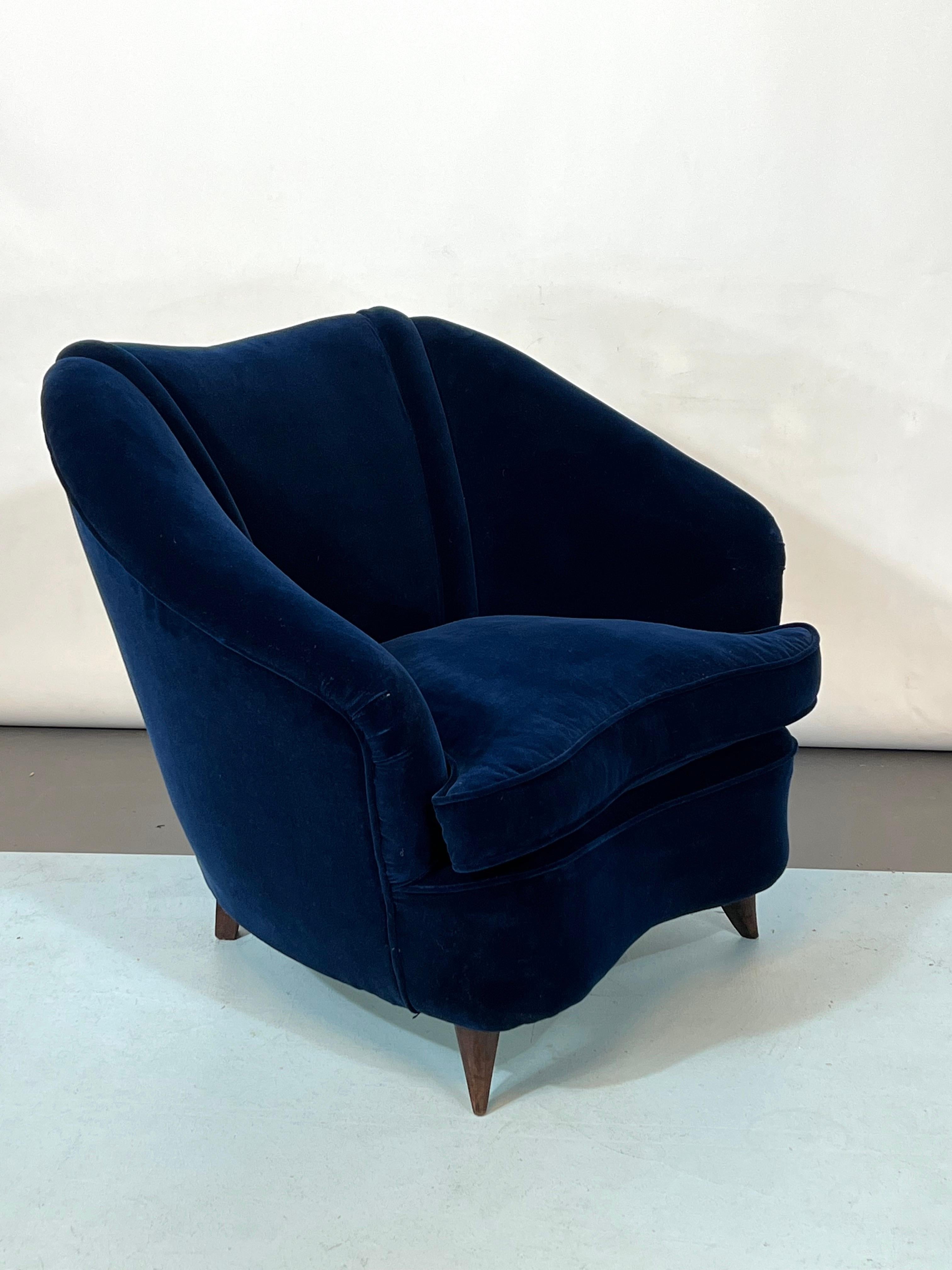 Mid-Century Italian Blue Velvet Armchair by Gio Ponti For Sale 3