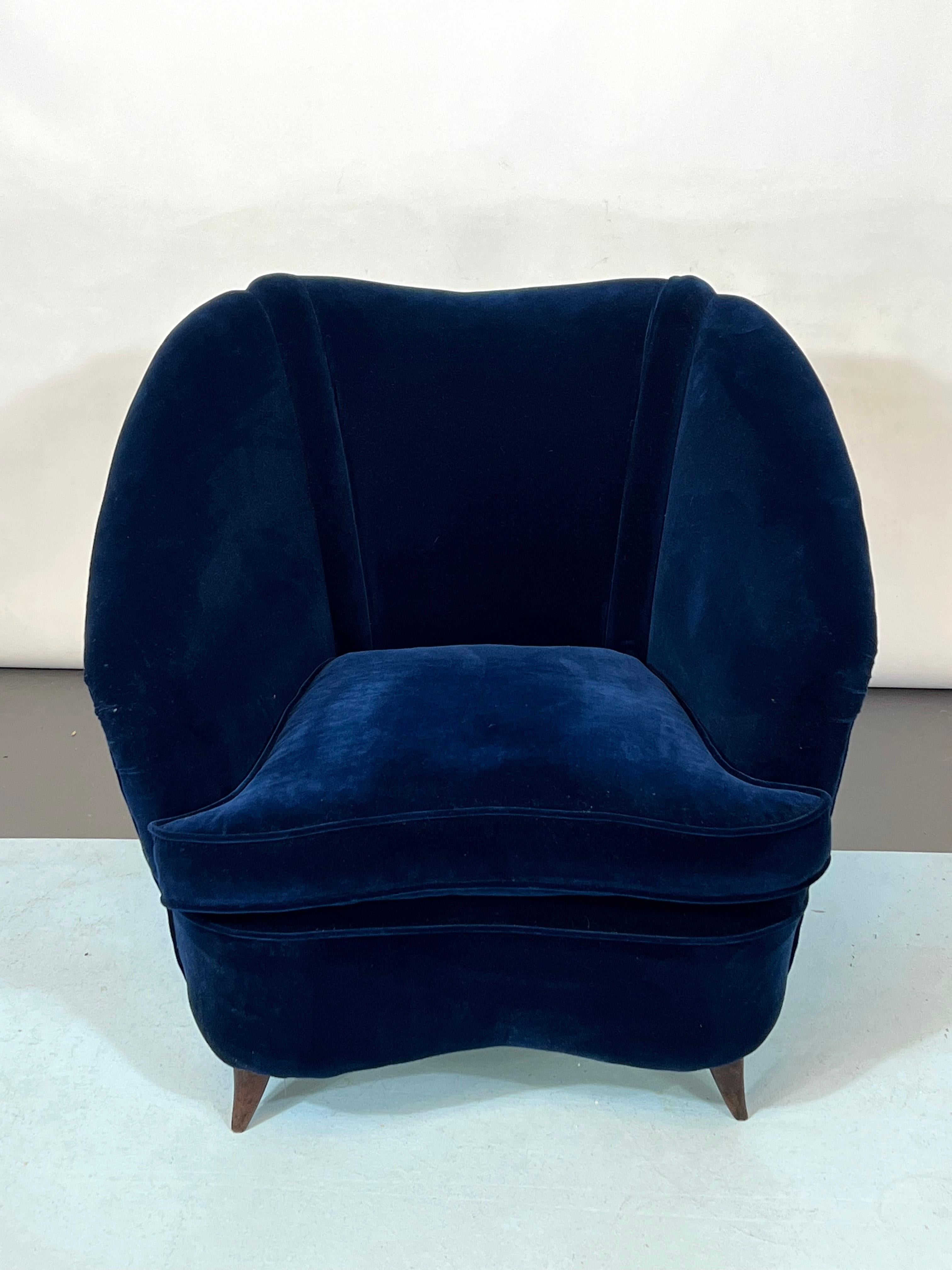 Mid-Century Italian Blue Velvet Armchair by Gio Ponti For Sale 4