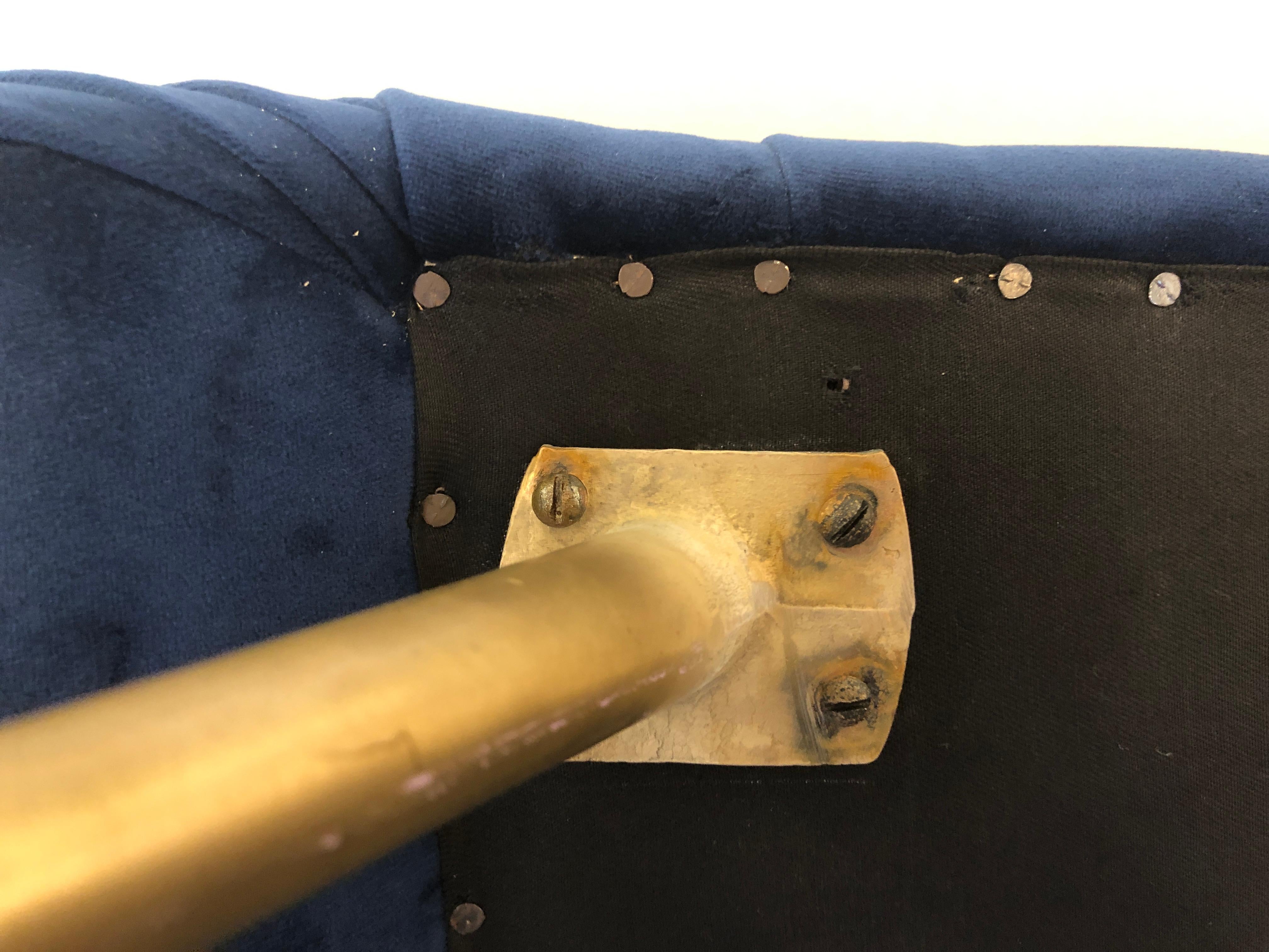 Tabourets à pied italiens du milieu du siècle dernier en velours bleu avec pieds en laiton en vente 12