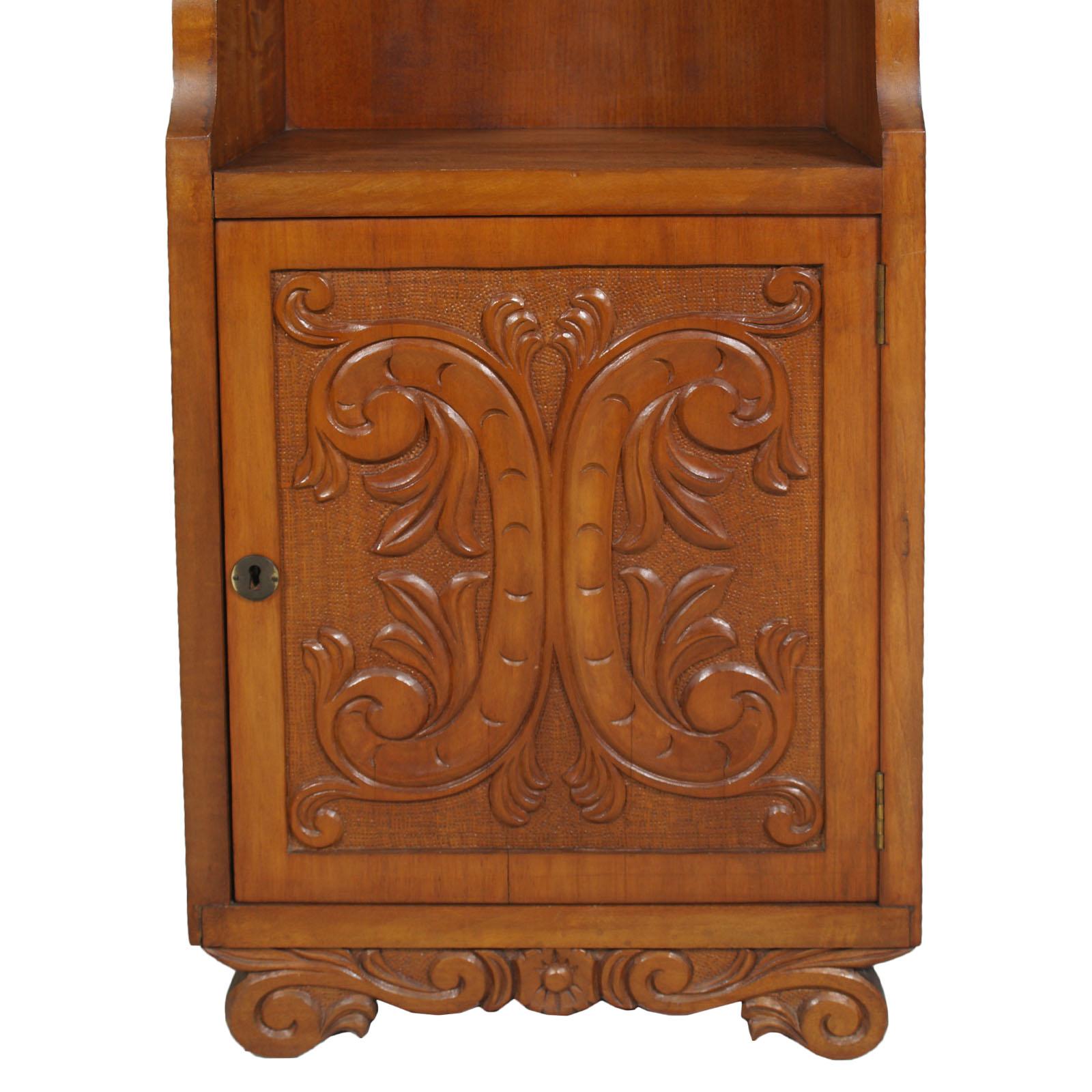 Italian Display Column Cabinet Bookcase Hand Carved blond Walnut Wax-Polished For Sale 3