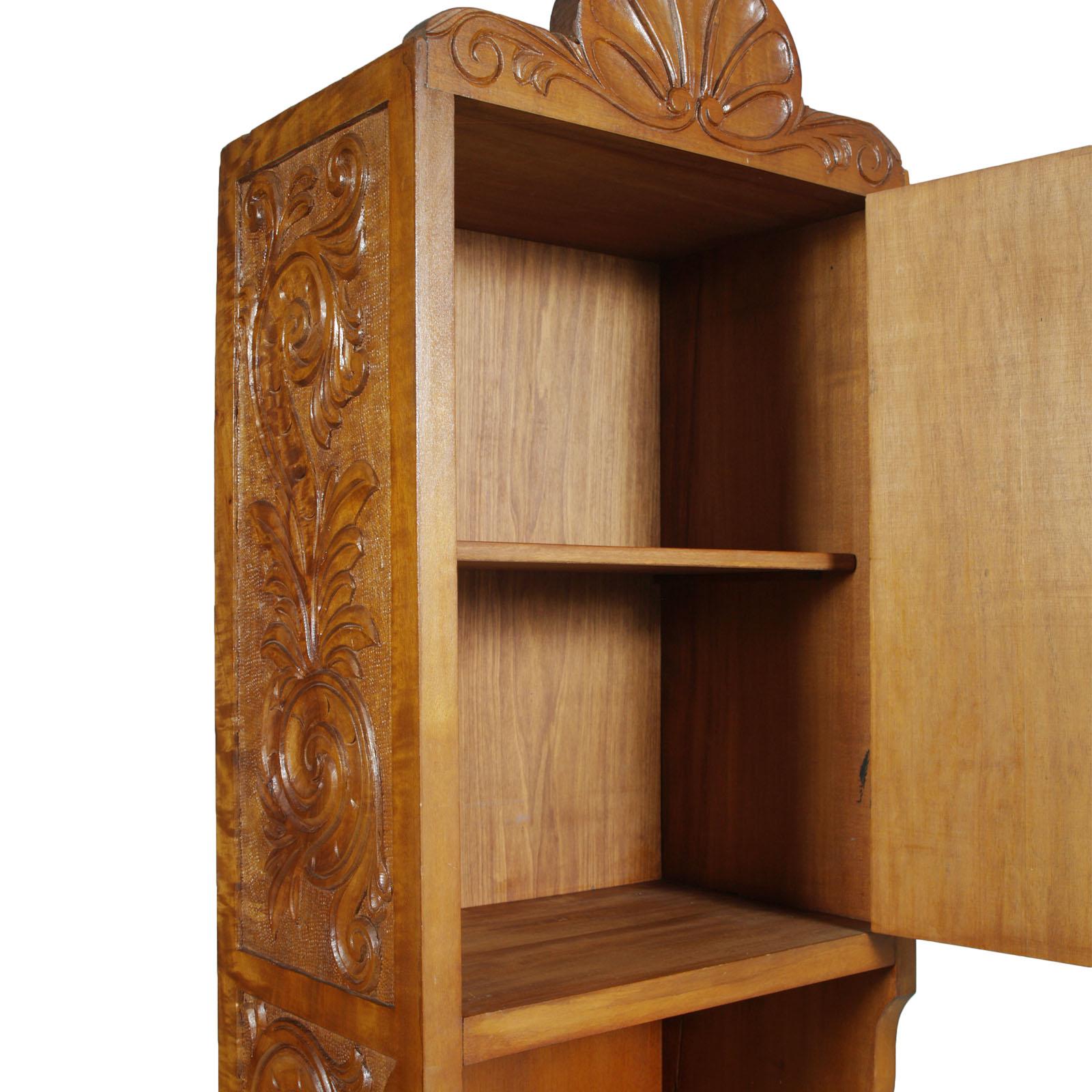 Italian Display Column Cabinet Bookcase Hand Carved blond Walnut Wax-Polished For Sale 4