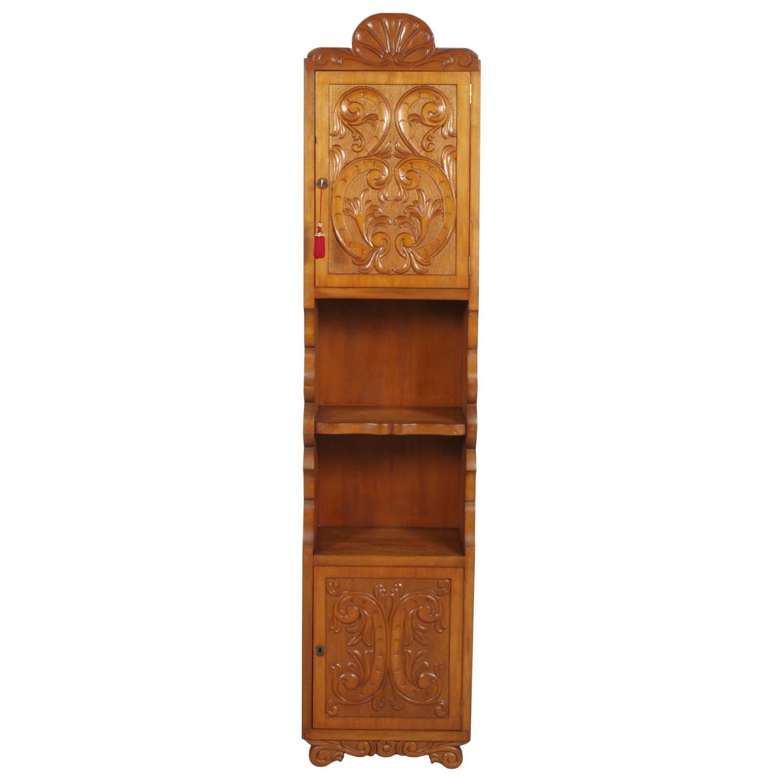 Simply spectacular Italian display column cabinet, bookcase , diffusely hand carved with classical renaissance motifs, wax-polished
A precious column aesthetically and as a quality of execution, from of artistic carvers of Bassano's Ebanisteria
Due