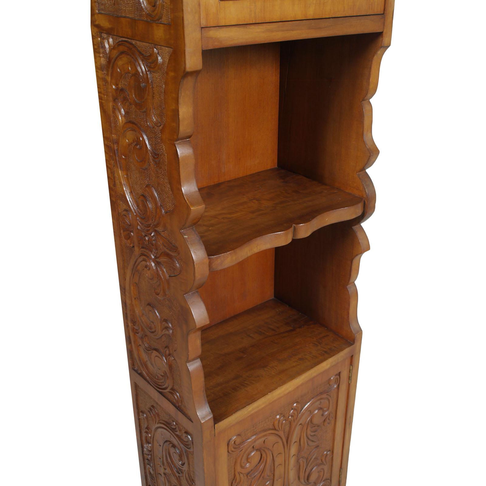 20th Century Italian Display Column Cabinet Bookcase Hand Carved blond Walnut Wax-Polished For Sale