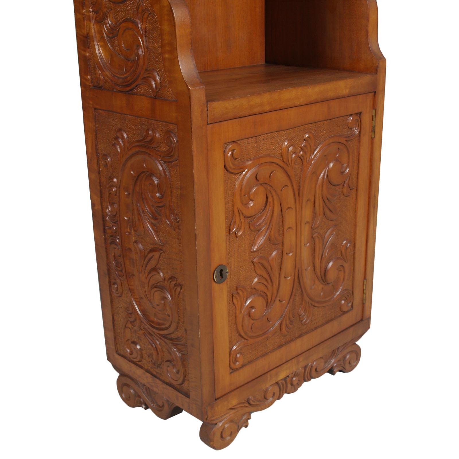 Italian Display Column Cabinet Bookcase Hand Carved blond Walnut Wax-Polished For Sale 1