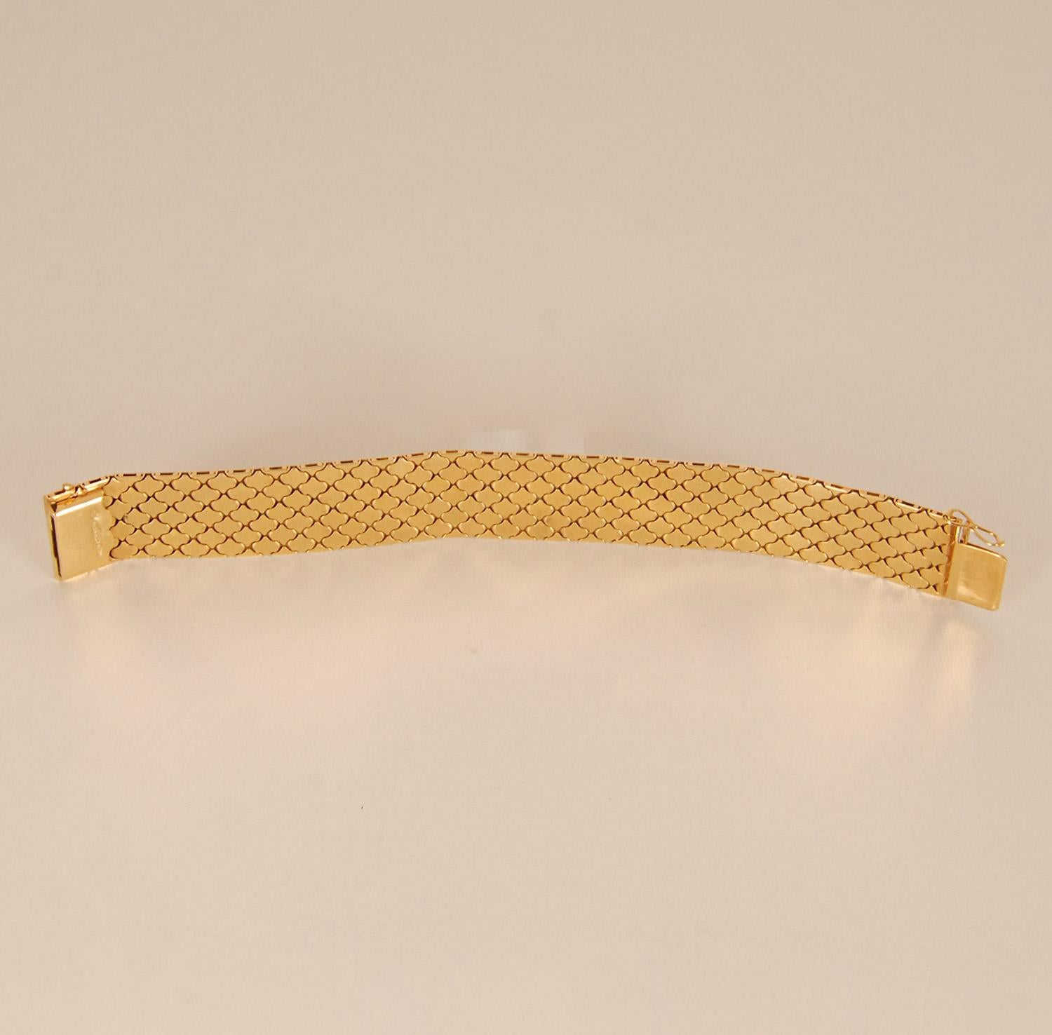 Mid Century Gold Bracelet 18K 2 tone Italian Mesh Bracelet 1960s Gold Honeycomb For Sale 4