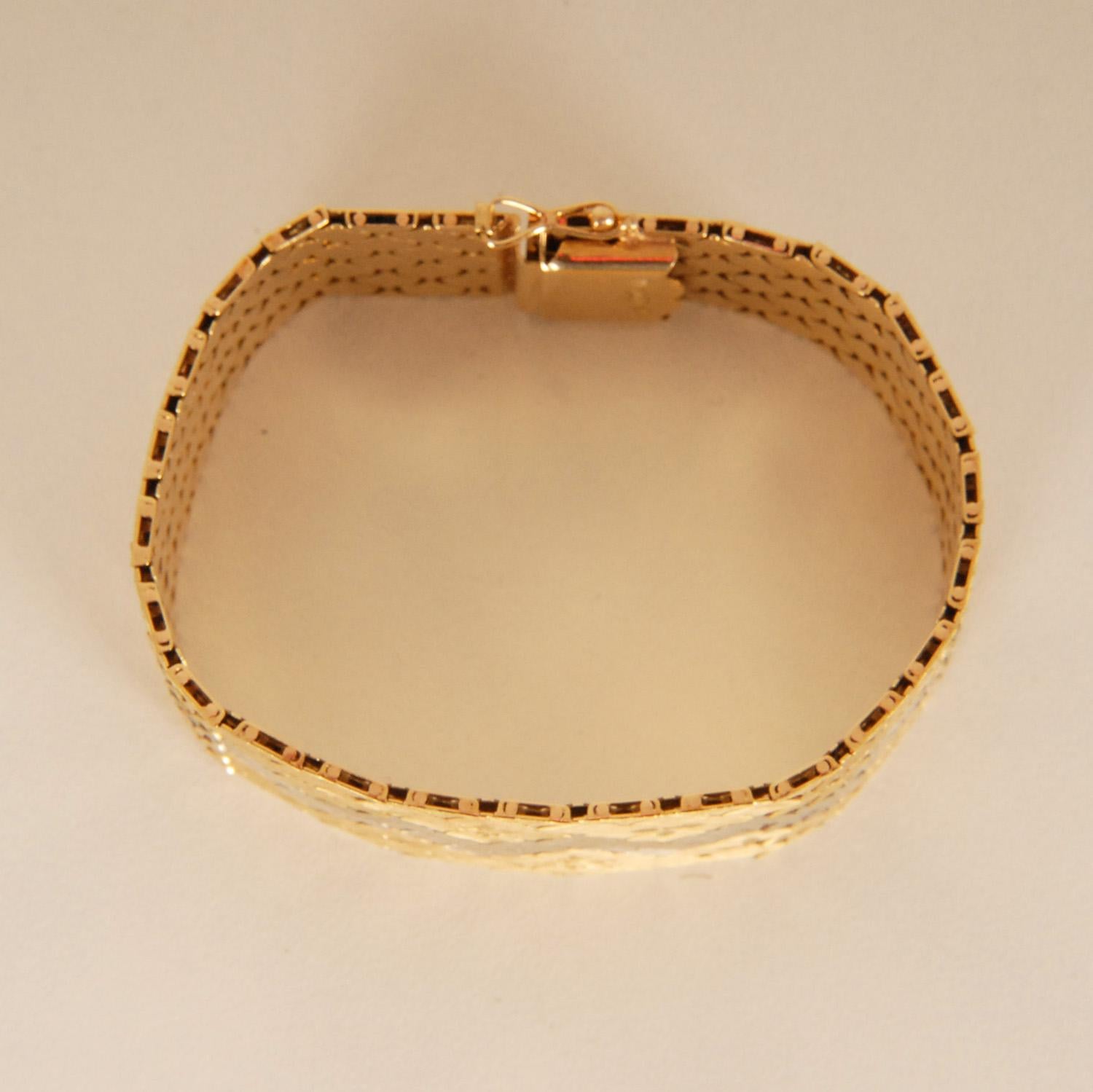 Mid Century Gold Bracelet 18K 2 tone Italian Mesh Bracelet 1960s Gold Honeycomb For Sale 7
