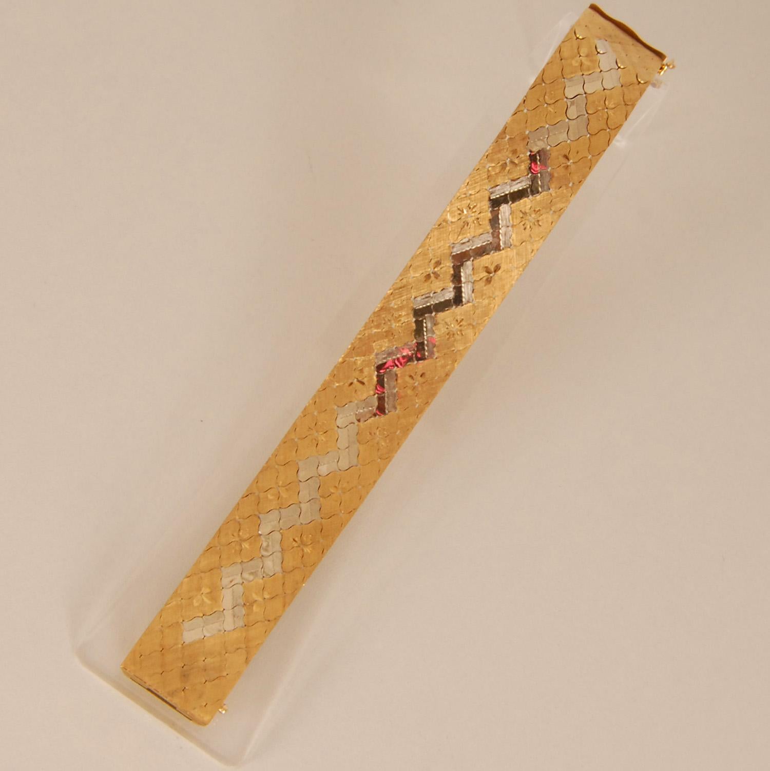 Mid Century Gold Bracelet 18K 2 tone Italian Mesh Bracelet 1960s Gold Honeycomb In Good Condition For Sale In Wommelgem, VAN