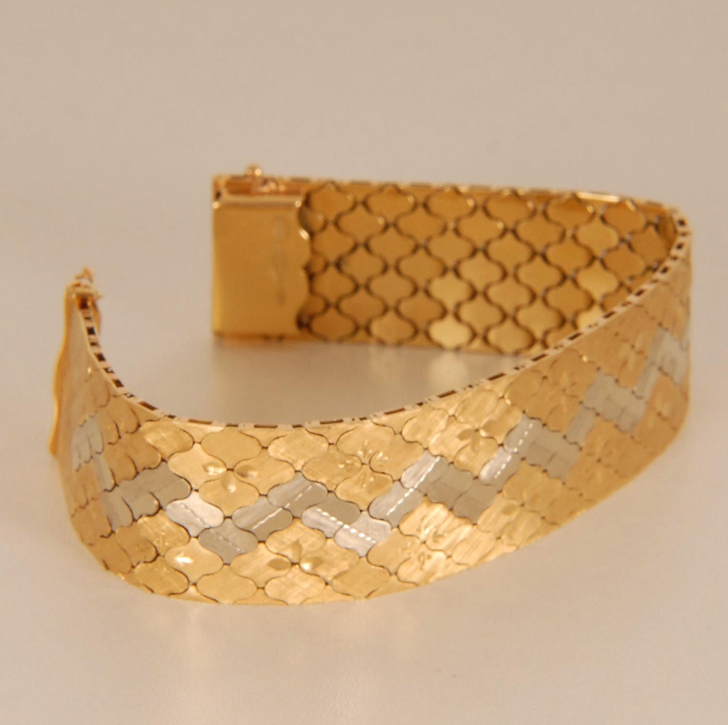 19th Century Mid Century Gold Bracelet 18K 2 tone Italian Mesh Bracelet 1960s Gold Honeycomb For Sale