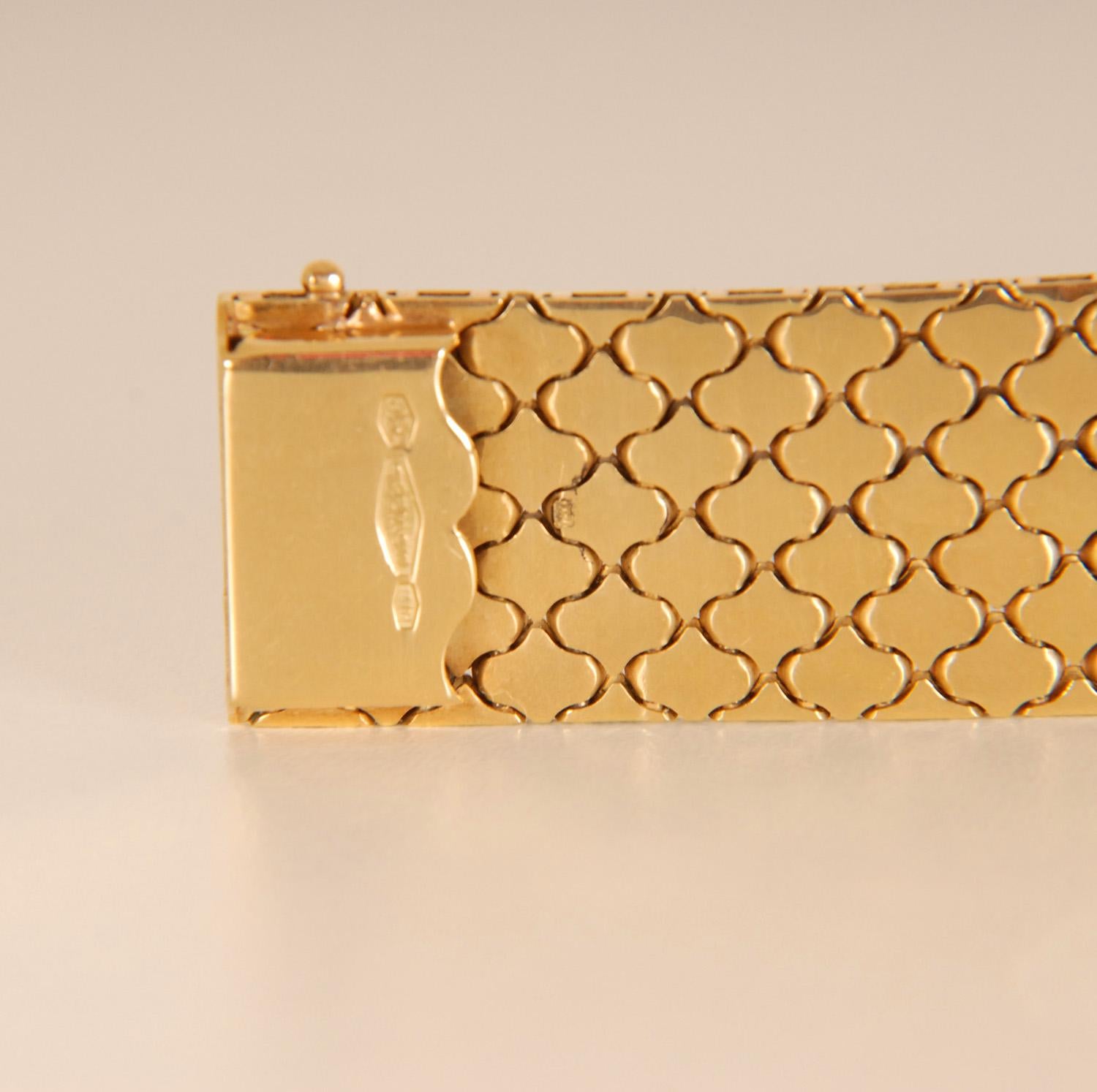 Mid Century Gold Bracelet 18K 2 tone Italian Mesh Bracelet 1960s Gold Honeycomb For Sale 1