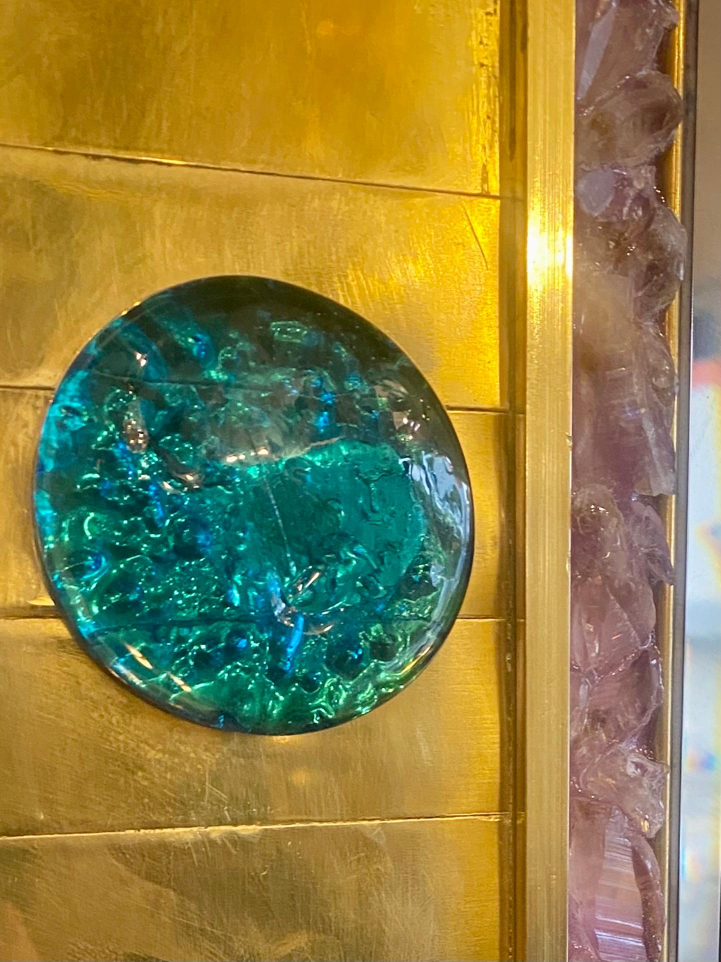 Mid-Century moderno Specchio da parete italiano di metà secolo in ottone, cristallo ametista e vetro in vendita