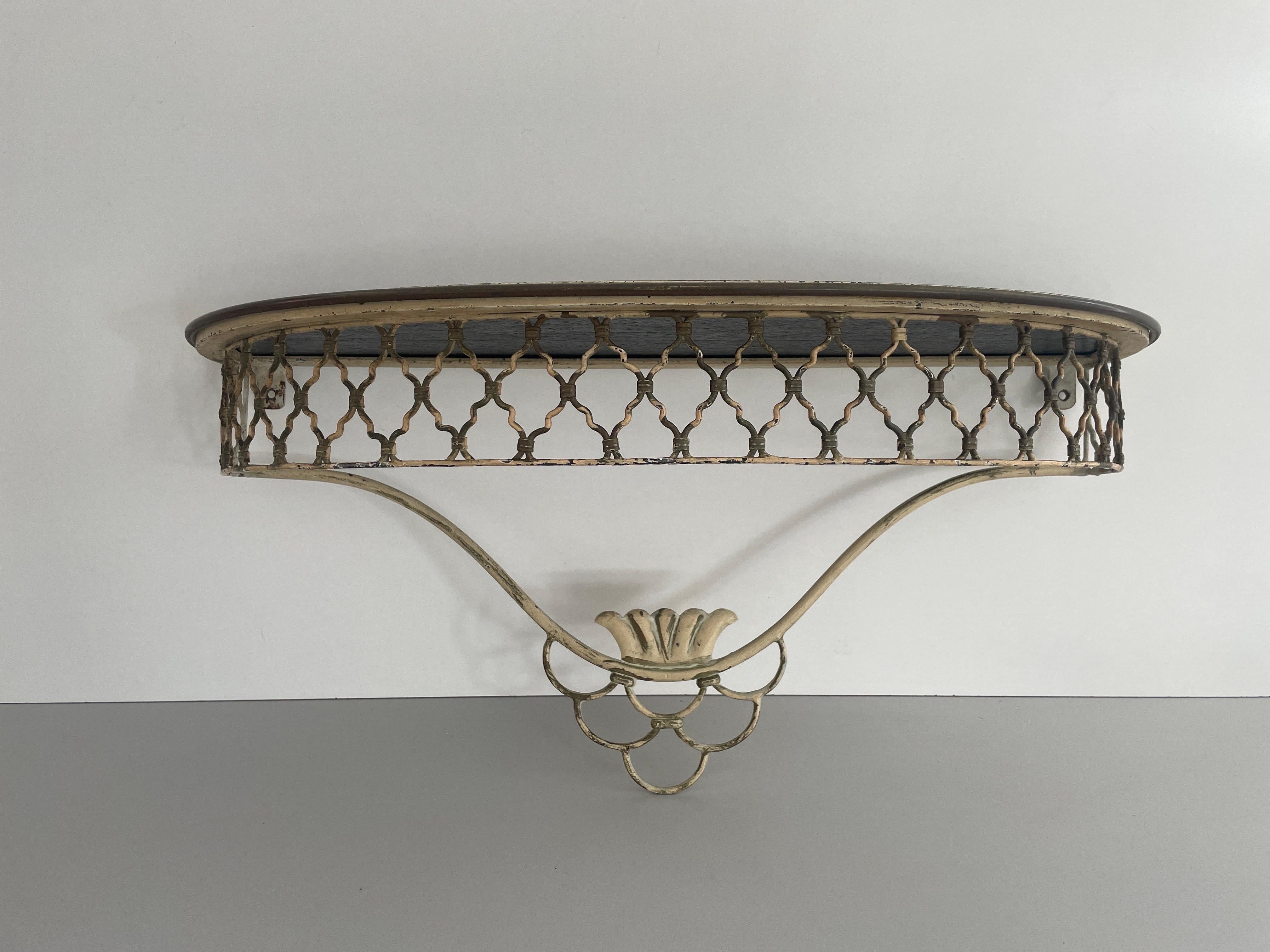 Consolle galleggiante con piano in ottone e ceramica della metà del secolo scorso, 1950, Italia

Nessun danno, nessuna crepa.
Usura coerente con l'età e l'uso.

Misure: 
Altezza: 30 cm
Larghezza: 61 cm
Profondità: 24 cm