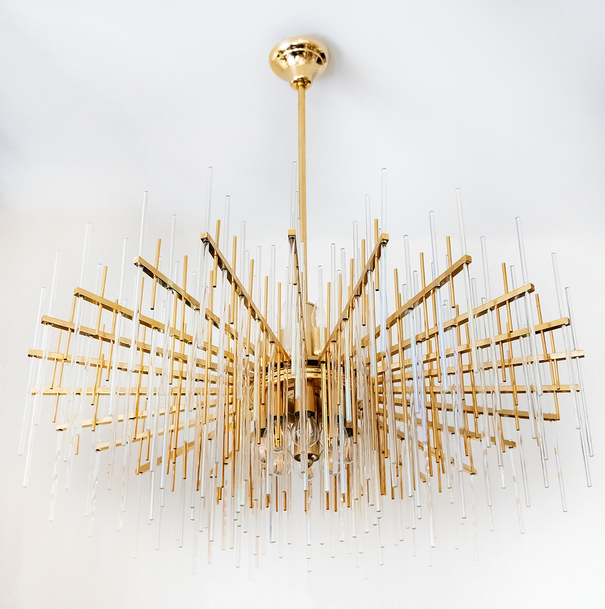 Italian mid-century Sciolari chandelier is made of brass and clear glass in the holders.
This chandelier includes totally 16 pieces of E14 bulbs: 8 up and 8 down.


  