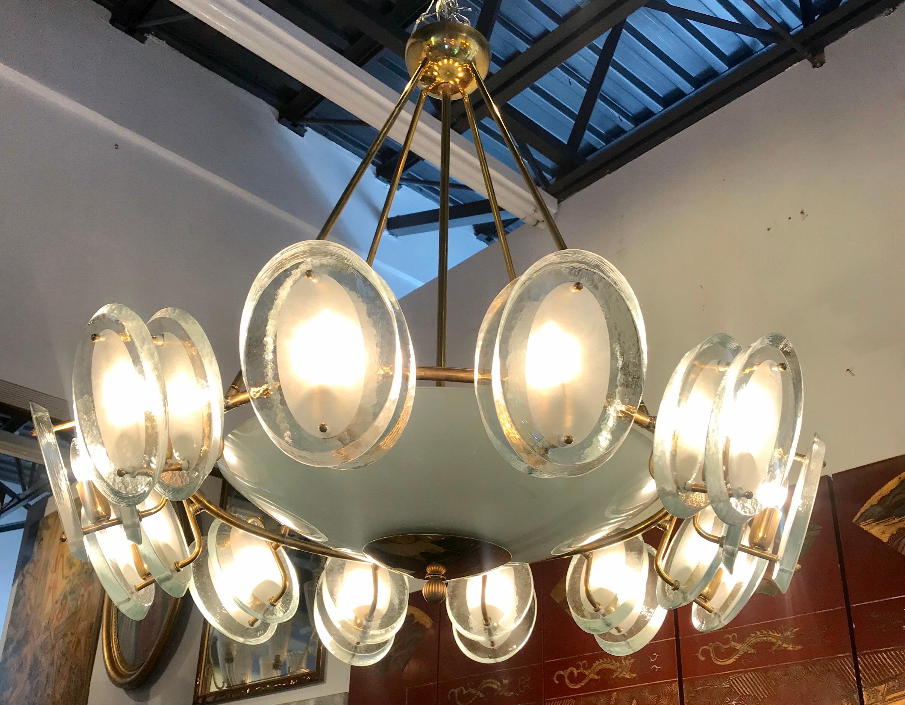 Mid-Century Italian Brass and Glass Chandelier For Sale 3