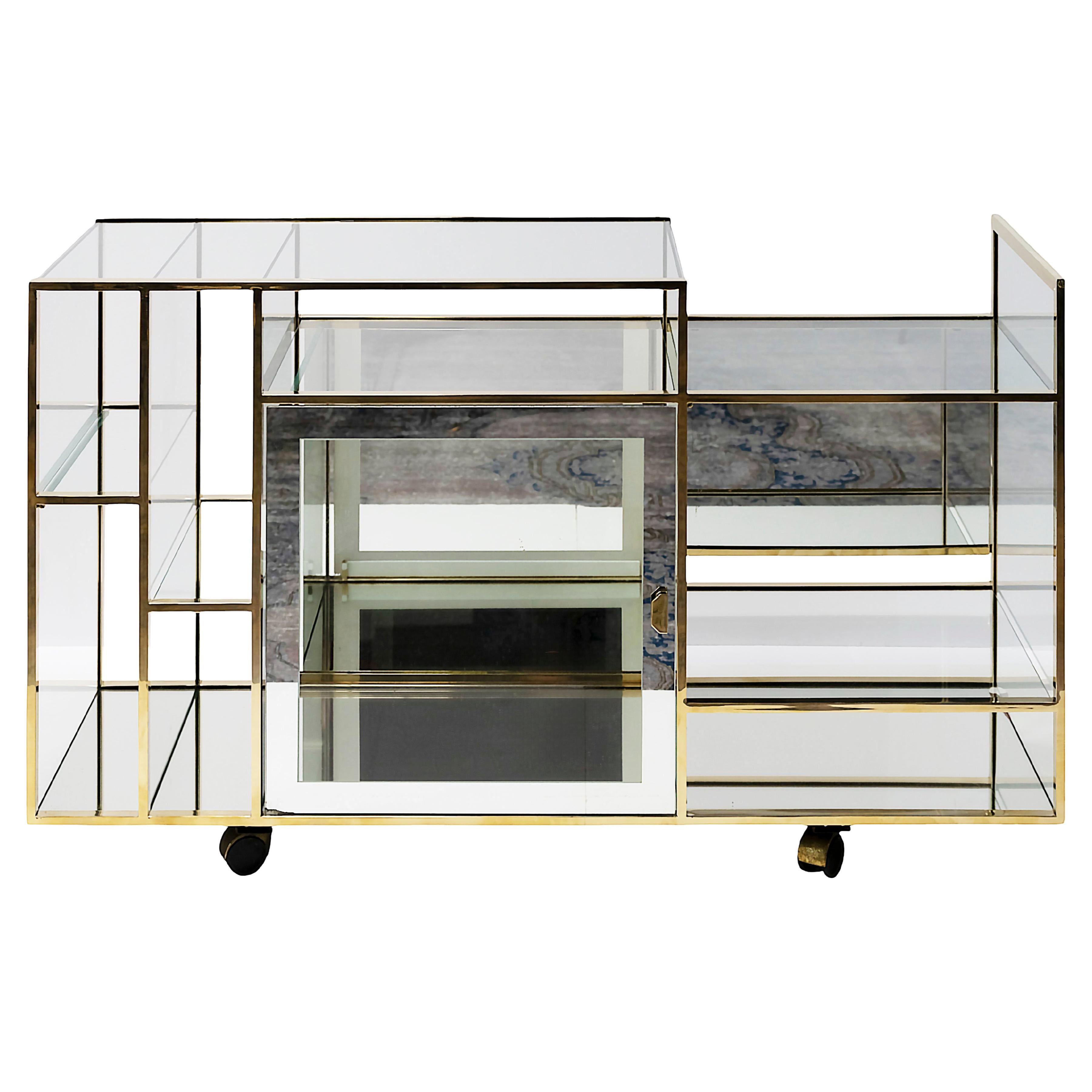 Grande console/scaffale/cartello o mobile per impianto audio, con spazio speciale per i dischi.
Struttura in ottone massiccio su ruote perfettamente mobili con vetro su tutte le parti e una parte per riporle chiuse. 
Misure:
H76 x 130 x 46 cm
Ottime