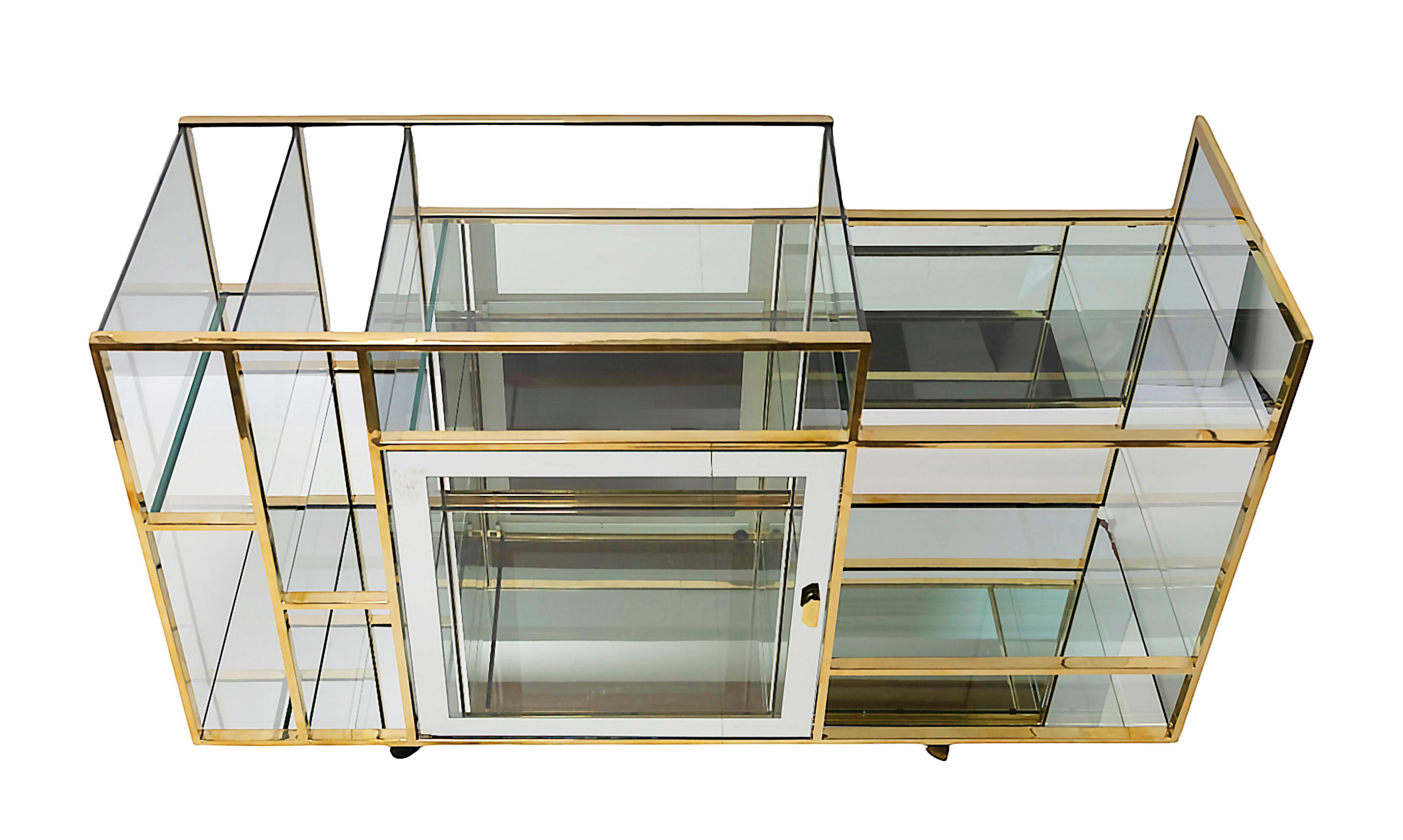 Mid-Century moderno Consolle/Scaffale/Carrello in ottone e vetro del Mid-Century italiano in vendita