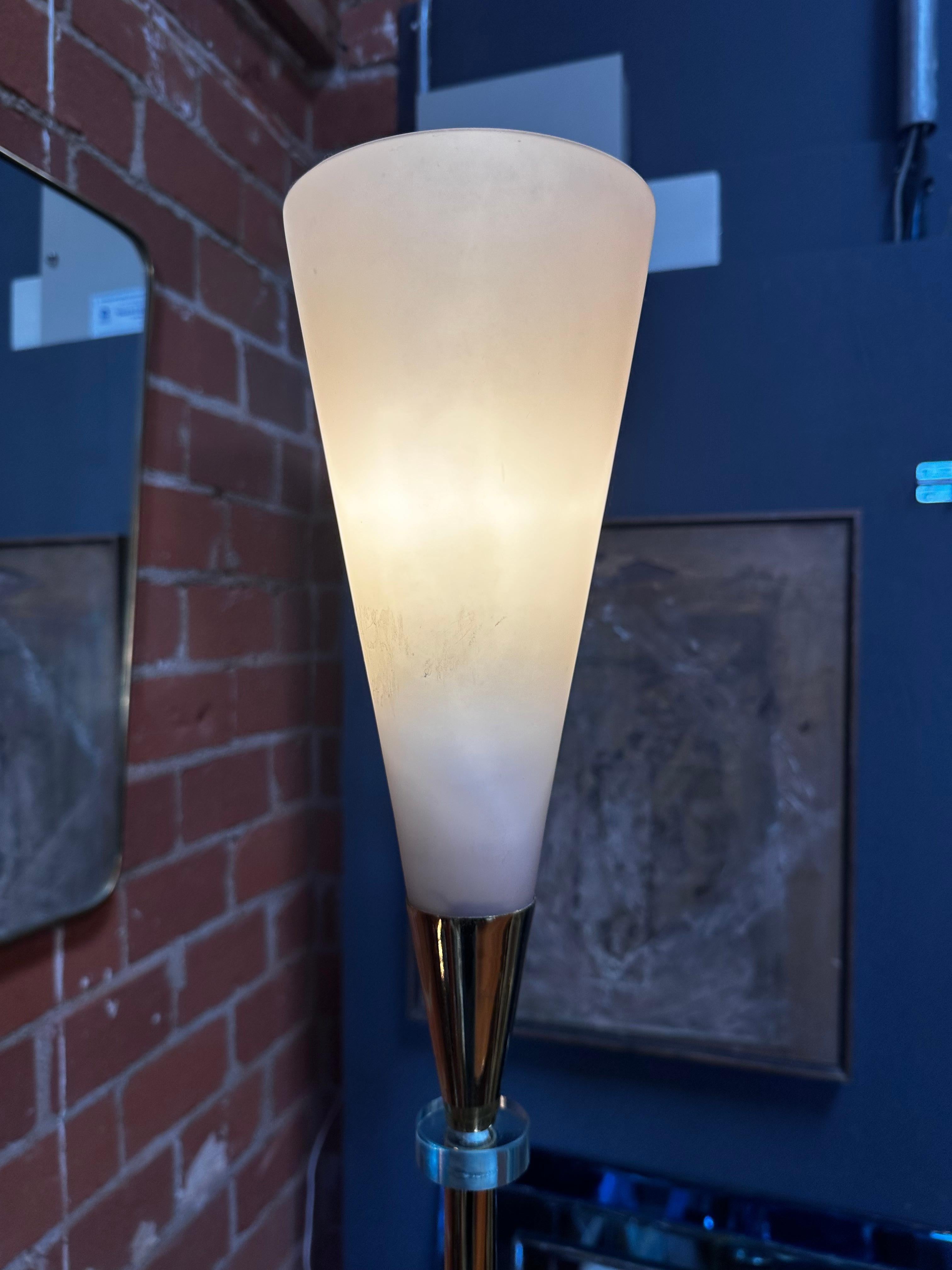 Italienische Stehlampe aus Messing und Glas, 1960er Jahre im Zustand „Gut“ im Angebot in Los Angeles, CA